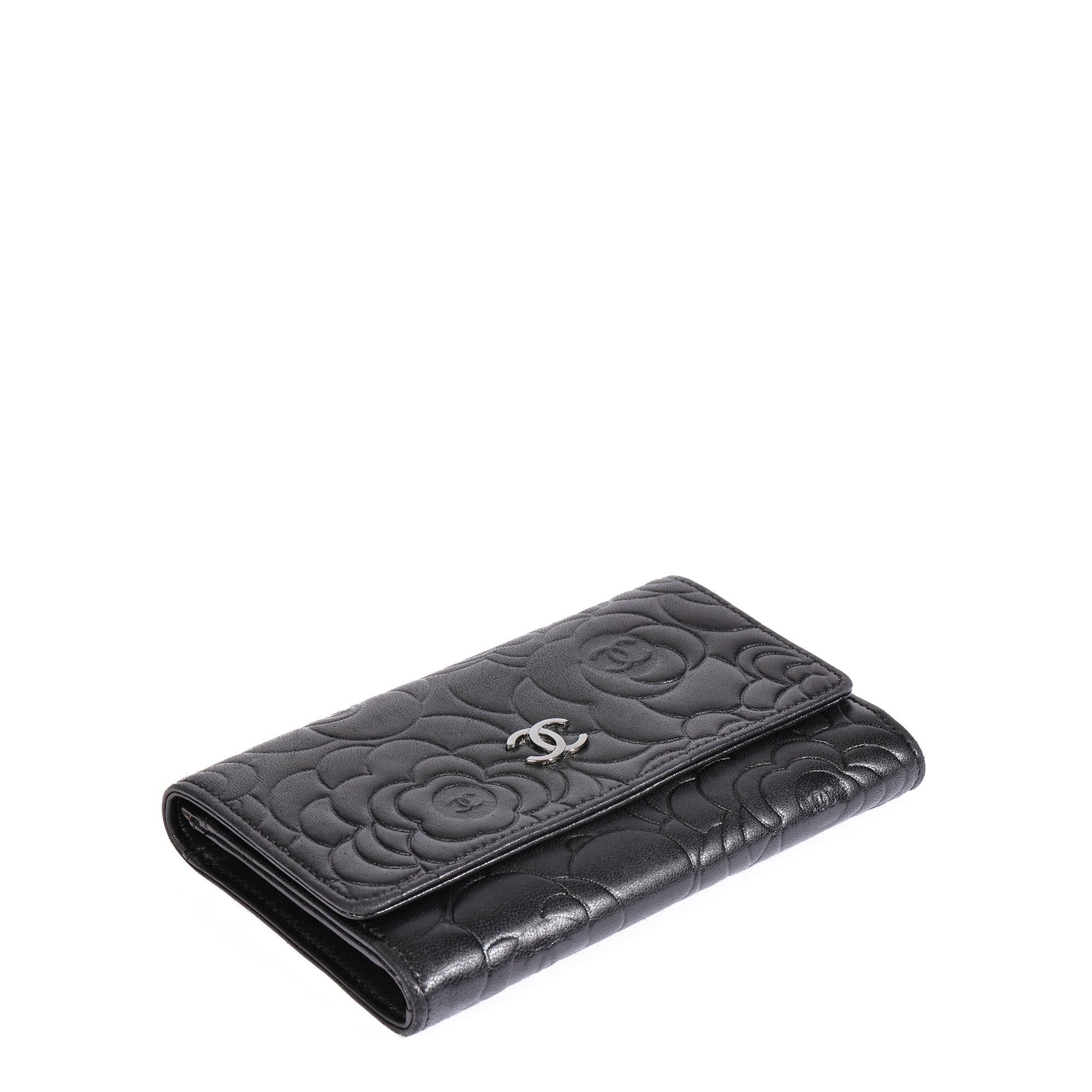 Chanel BLACK CAMELLIA QUILTED GOATSKIN FLAP WALLET

CONDITION NOTES
The exterior is excellent condition with light signs of use.
The interior is in excellent condition with light signs of use.
The hardware is in excellent condition with light signs