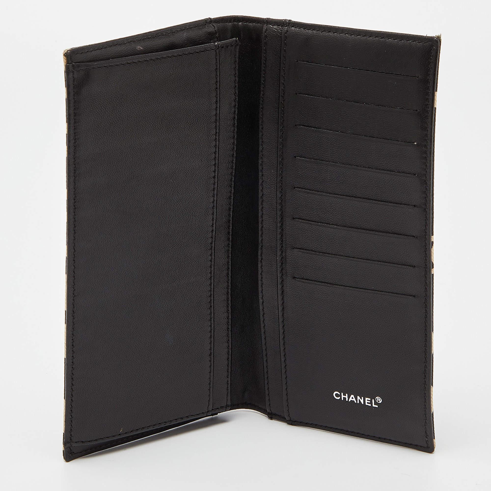 This classy Chanel wallet for women brings along a touch of luxury and immense style. It comes perfectly crafted to neatly carry your cards and cash.