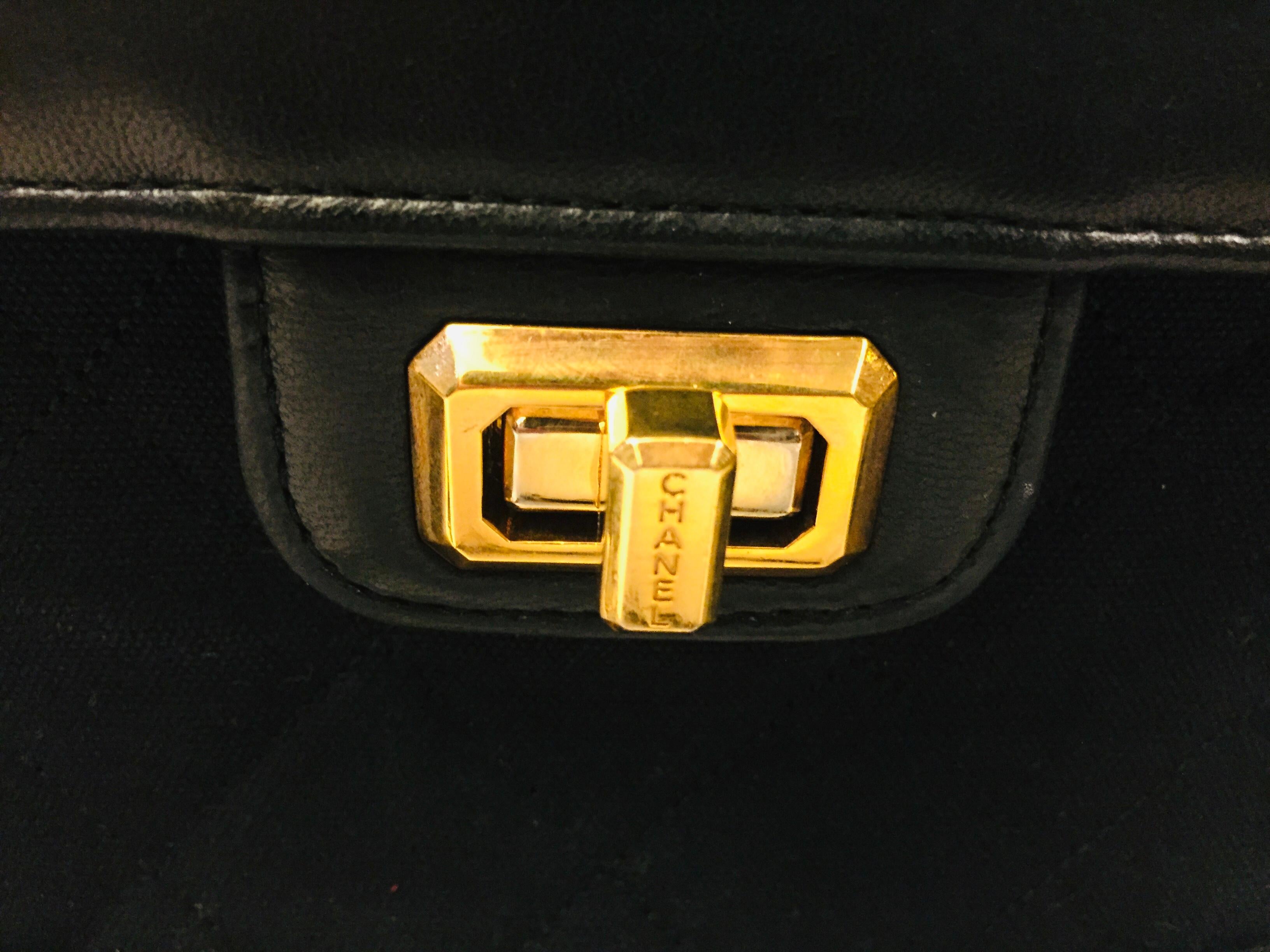 - Vintage 90s Chanel black canvas and leather shoulder bag.

- “Chanel’ turn-lock closure. 

- Measurements: 25cm x 18cm x 8cm. Drop: 45cm for single strap and 24 cm for double straps. 
