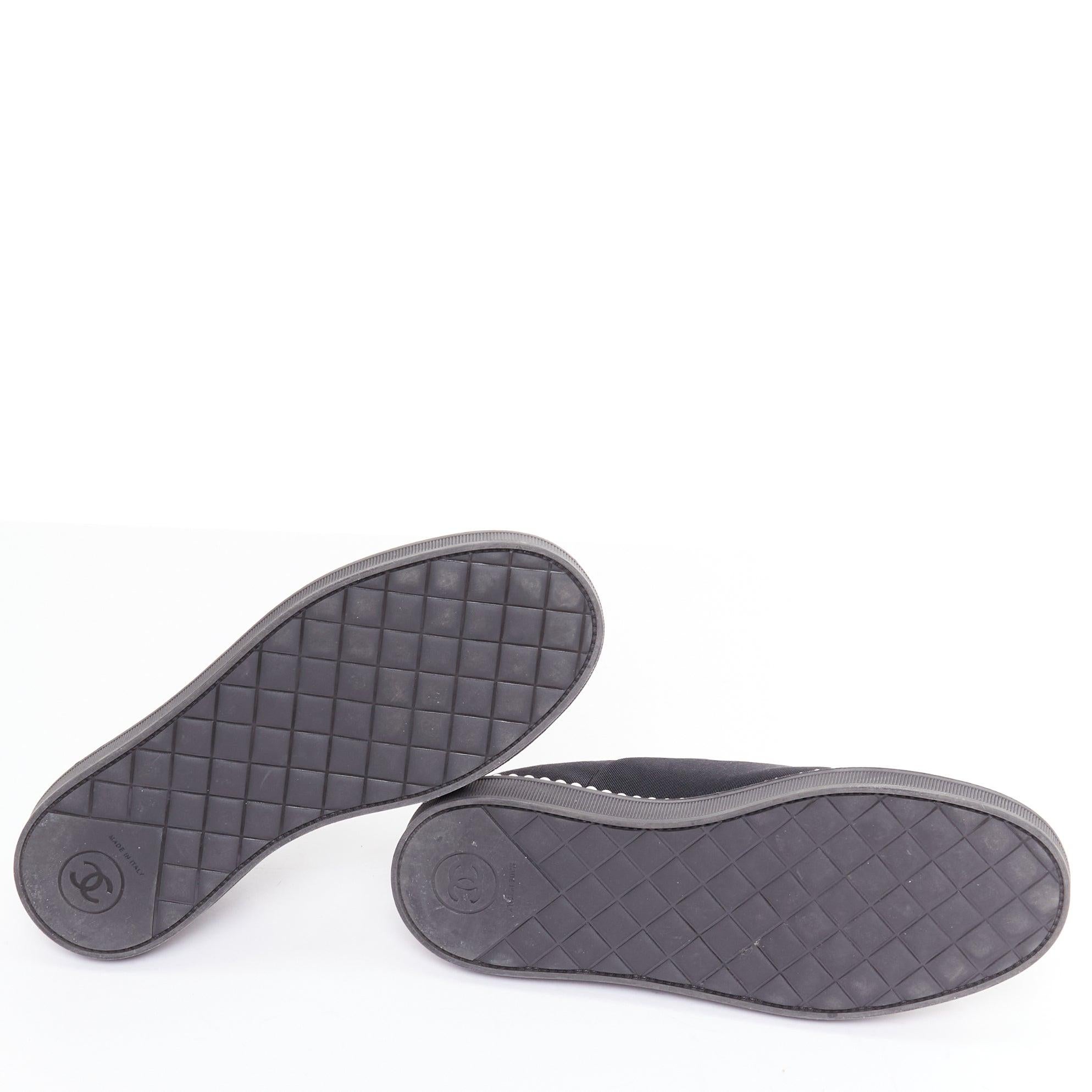 CHANEL - Chaussures à talons compensés en toile noire, ornées de perles, EU35.5 en vente 6