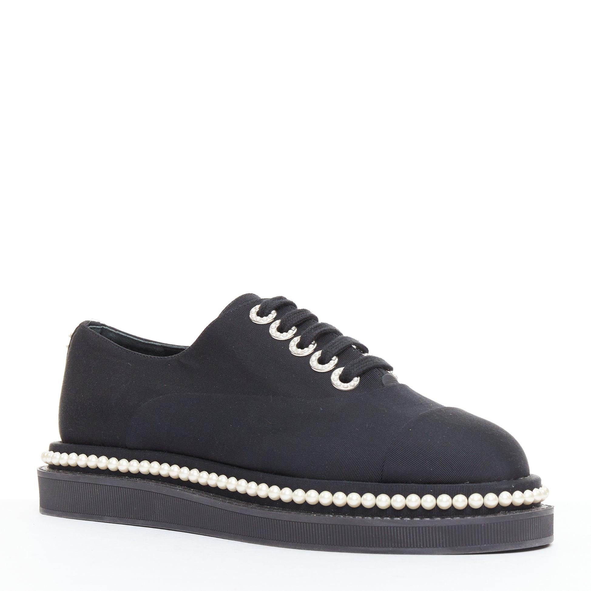 CHANEL - Chaussures à talons compensés en toile noire, ornées de perles, EU35.5
Référence : GEGG/A00233
Marque : Chanel
Matériau : Tissu
Couleur : noir, perle
Motif : Solide
Fermeture : Up&Up
Doublure : Cuir noir
Fabriqué en : Italie

CONDITION