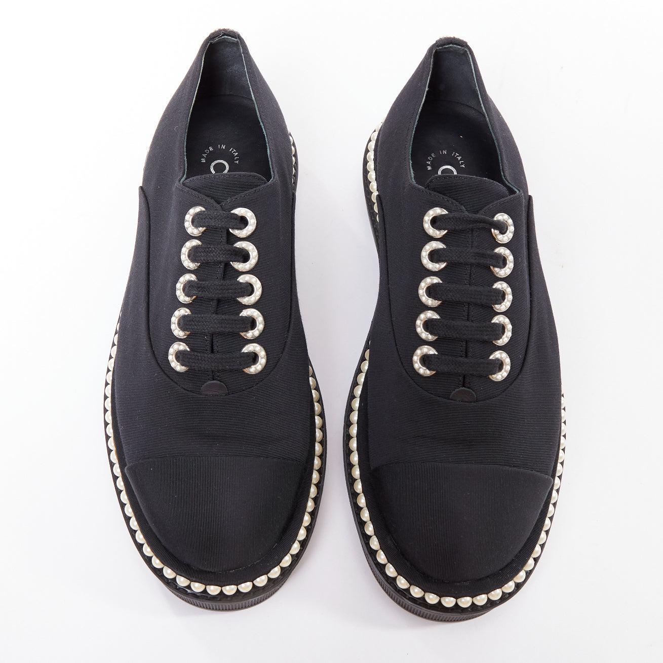 Noir CHANEL - Chaussures à talons compensés en toile noire, ornées de perles, EU35.5 en vente