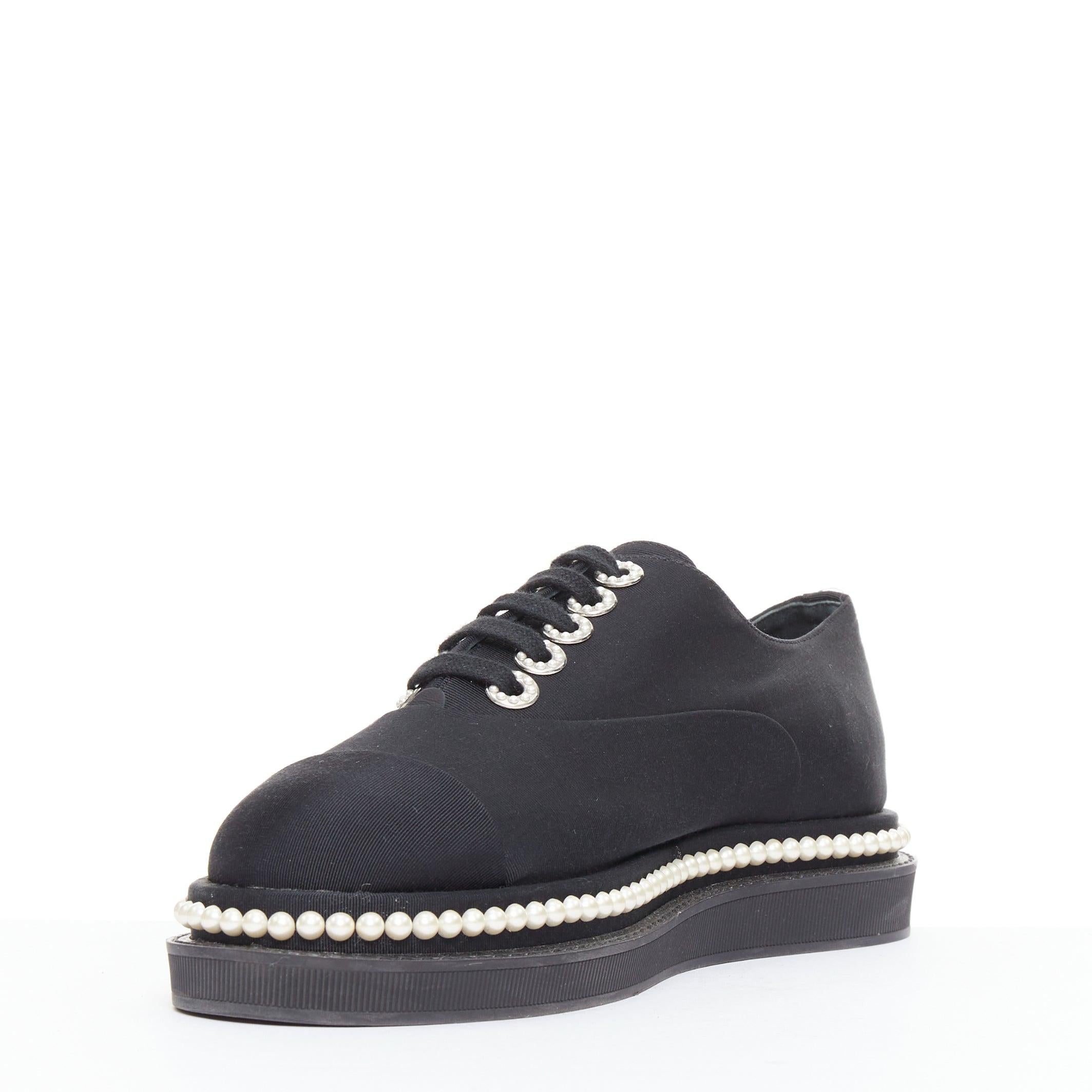 CHANEL - Chaussures à talons compensés en toile noire, ornées de perles, EU35.5 Bon état - En vente à Hong Kong, NT