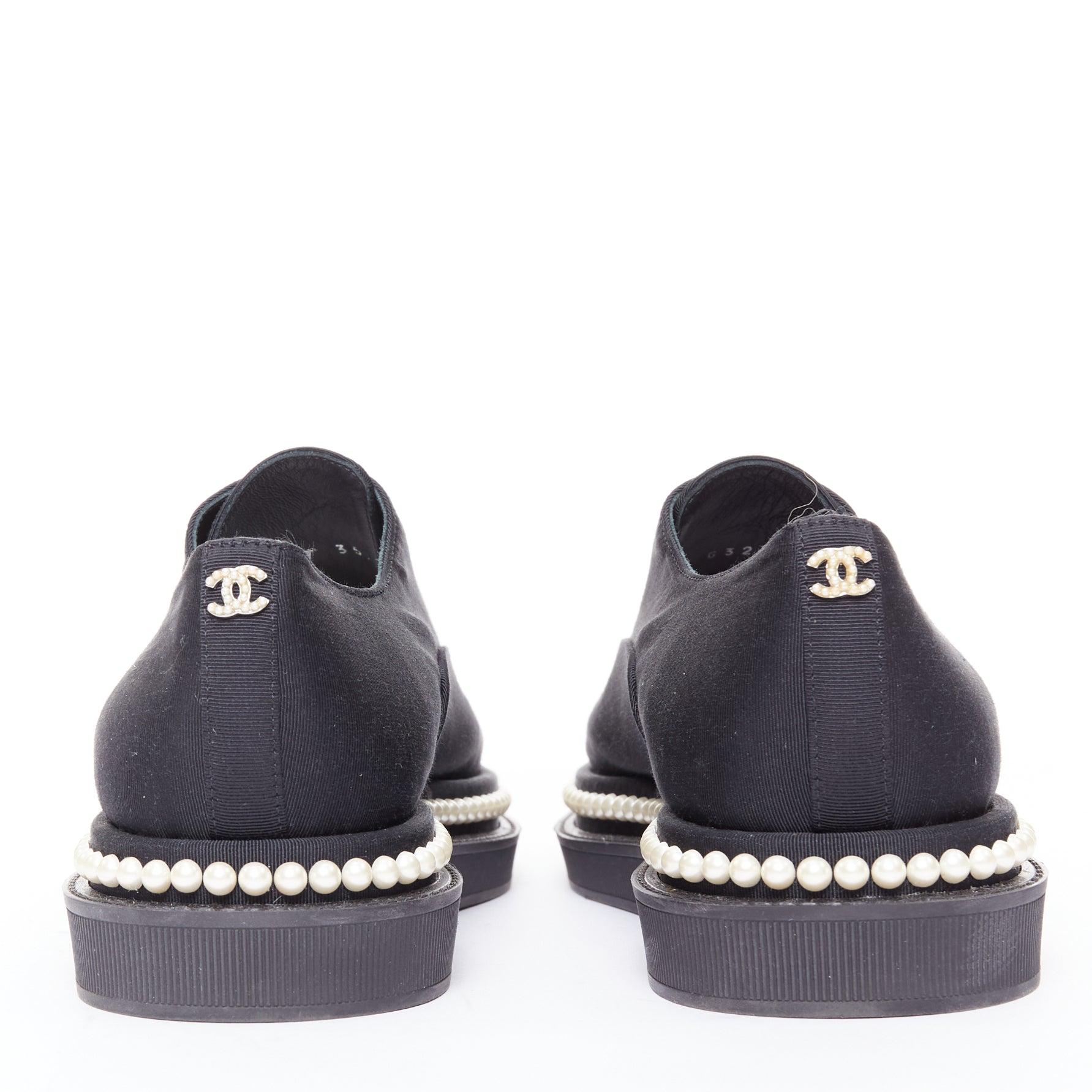 CHANEL - Chaussures à talons compensés en toile noire, ornées de perles, EU35.5 Pour femmes en vente