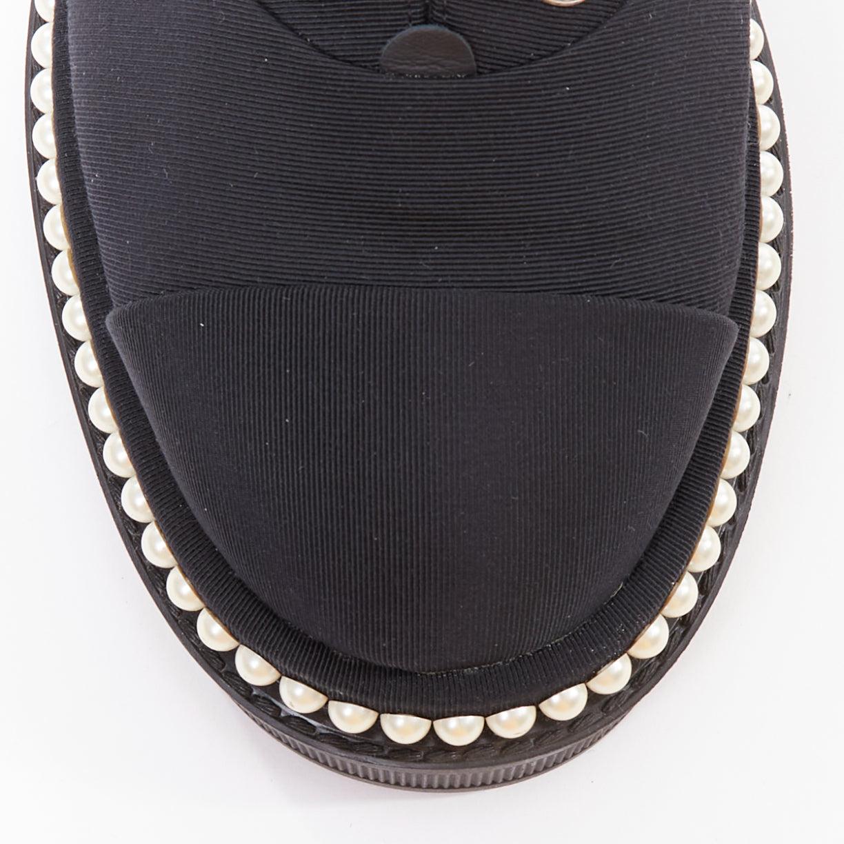 CHANEL - Chaussures à talons compensés en toile noire, ornées de perles, EU35.5 en vente 1
