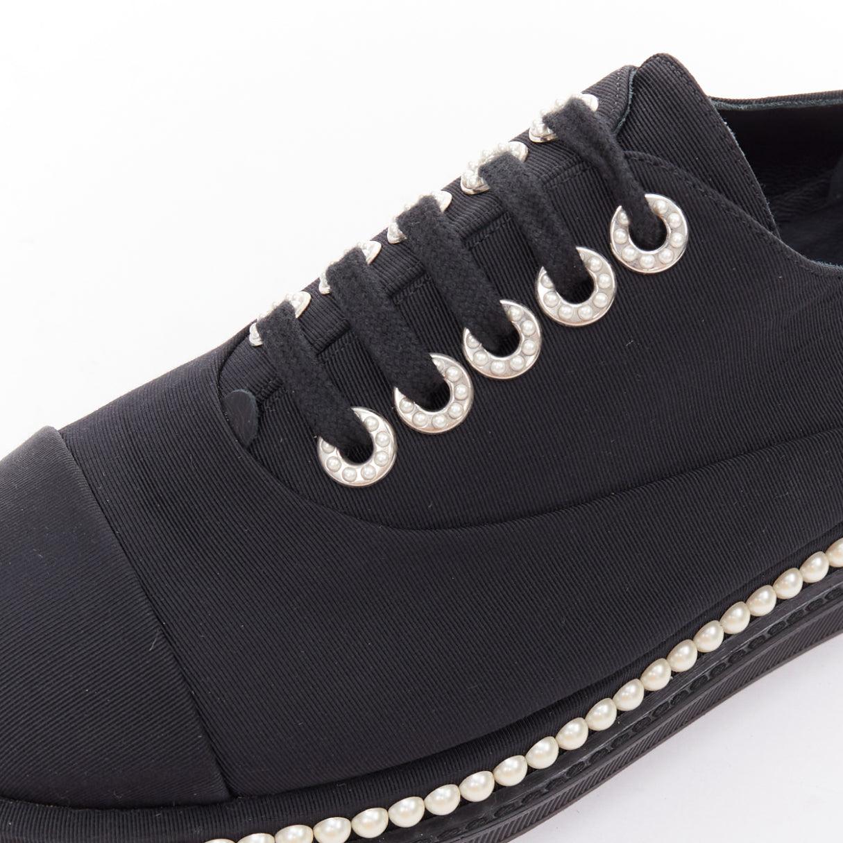 CHANEL - Chaussures à talons compensés en toile noire, ornées de perles, EU35.5 en vente 2