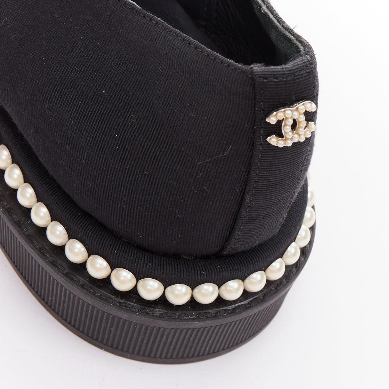 CHANEL - Chaussures à talons compensés en toile noire, ornées de perles, EU35.5 en vente 3