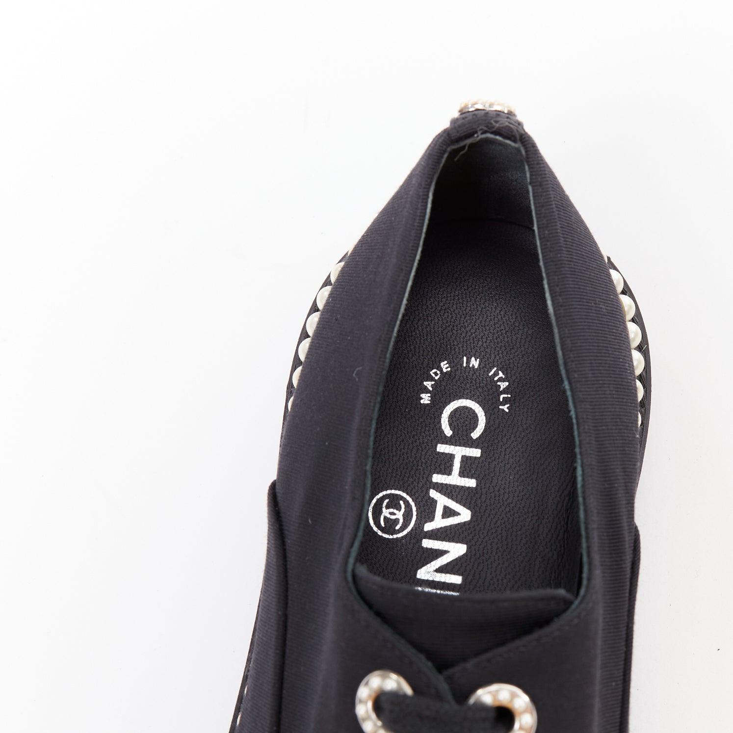CHANEL - Chaussures à talons compensés en toile noire, ornées de perles, EU35.5 en vente 4