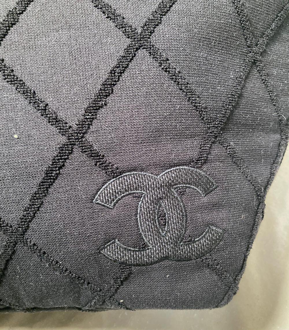 Chanel - Sac fourre-tout en toile noire à bord brut en vente 1