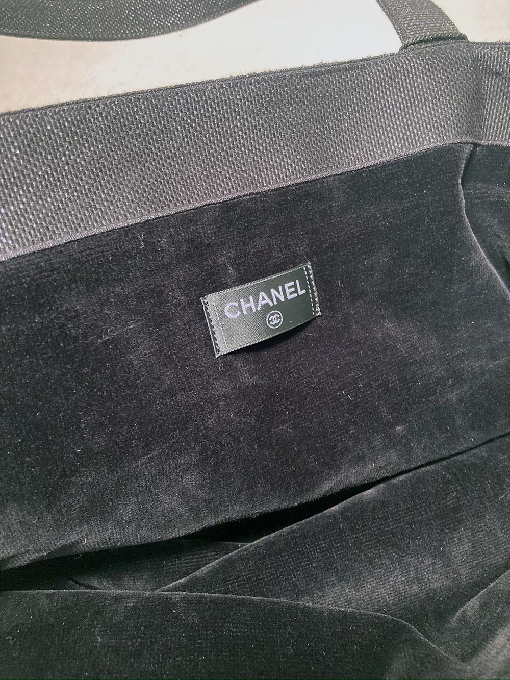 Chanel - Sac fourre-tout en toile noire à bord brut en vente 3