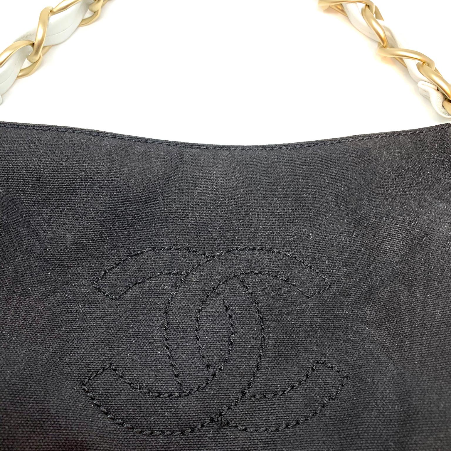 Chanel - Sac à bandoulière en toile noire en vente 6