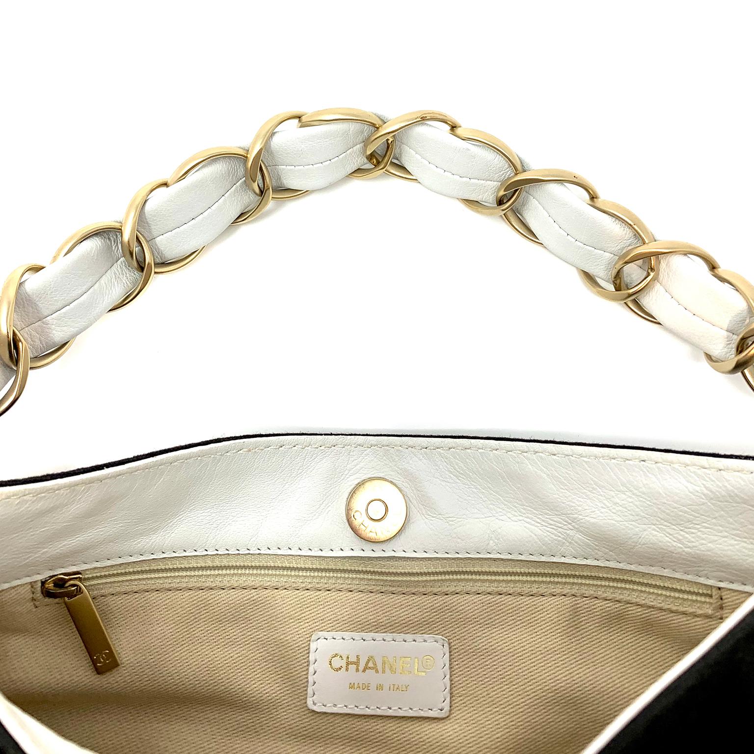 Chanel Umhängetasche aus schwarzem Segeltuch im Angebot 8