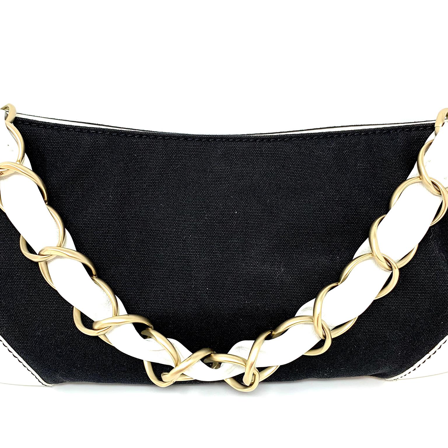 Women's Chanel Black Canvas Shoulder bag For Sale