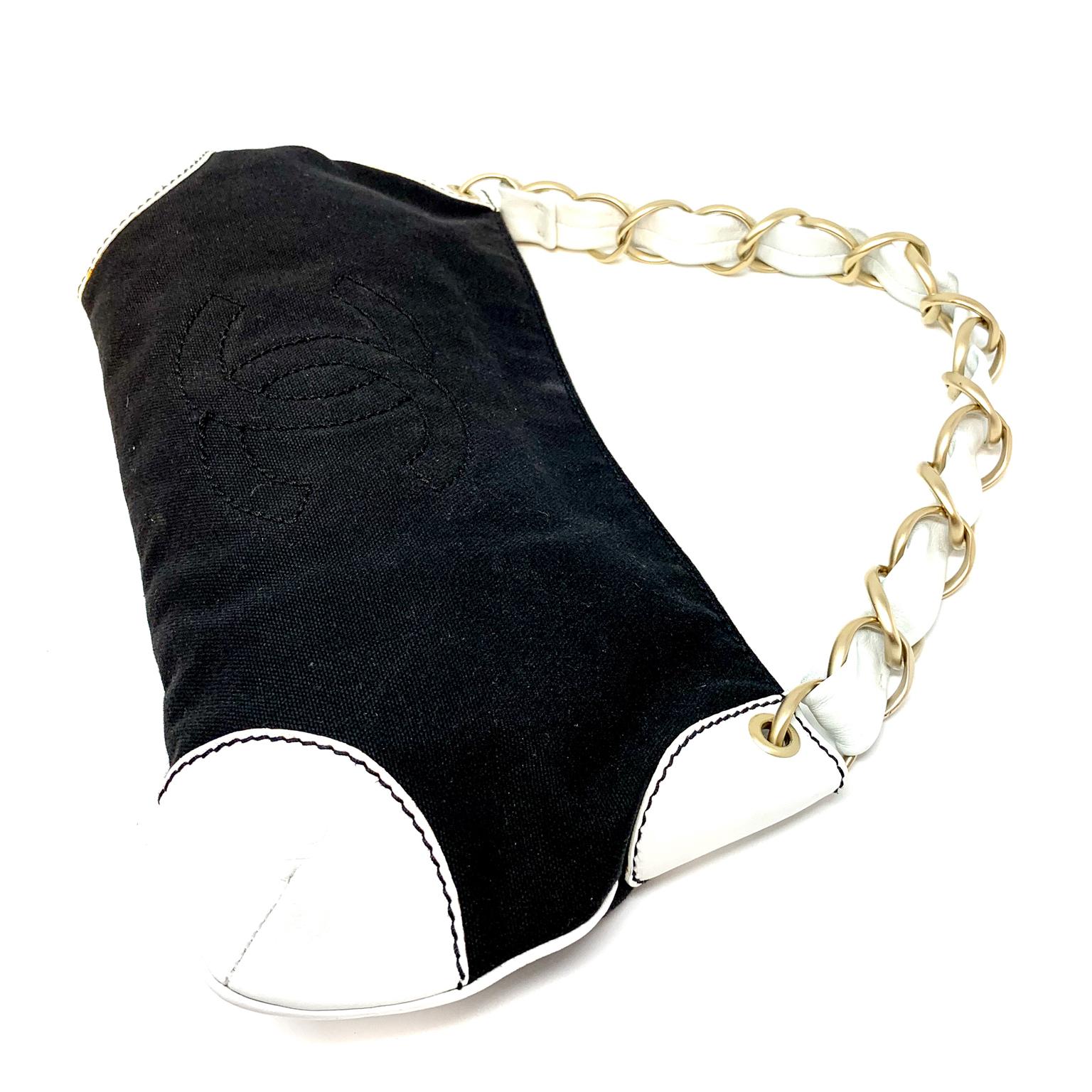 Chanel Umhängetasche aus schwarzem Segeltuch im Angebot 3