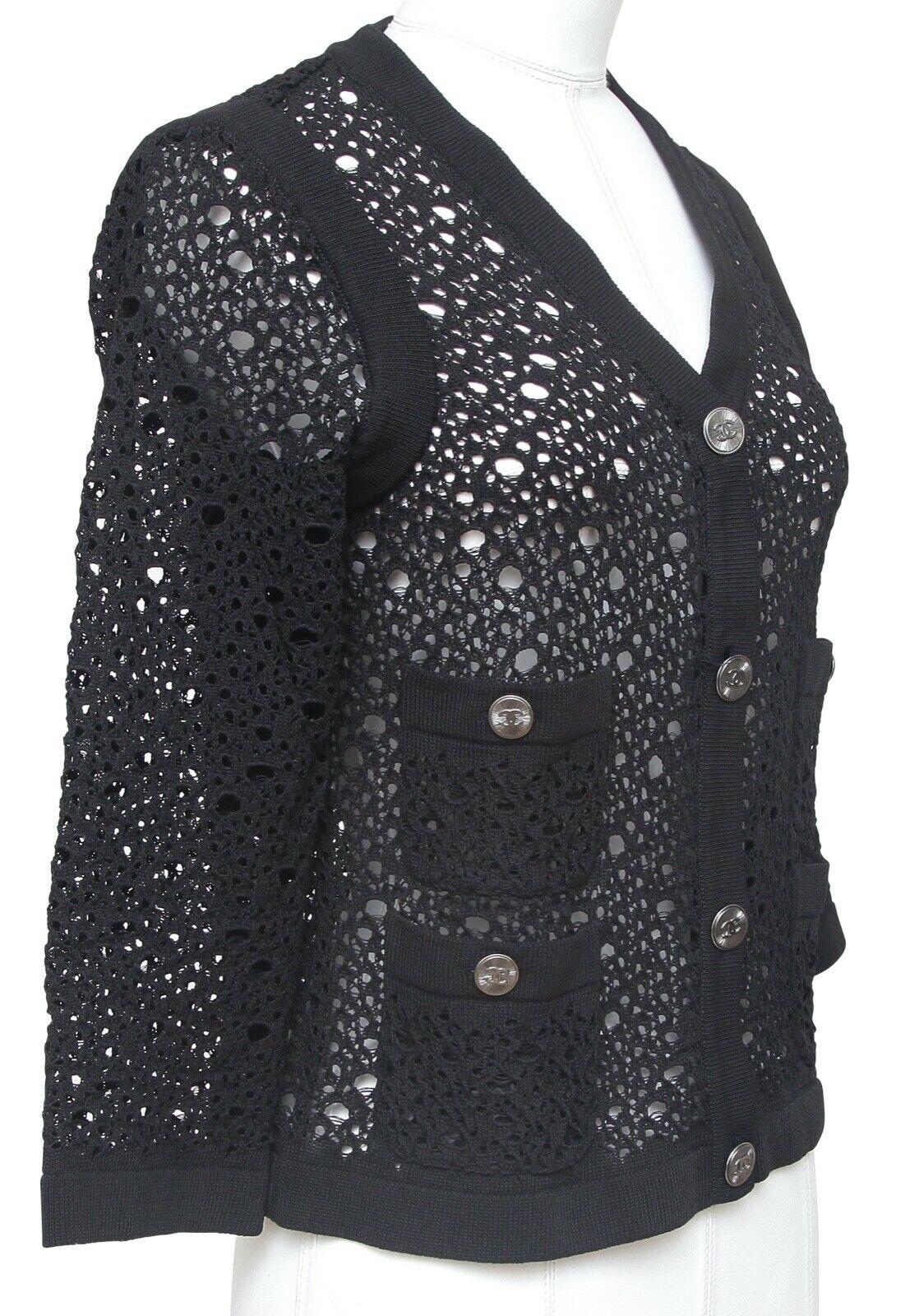GUARANTEED AUTHENTIC CHANEL SPRING SUMMER 2012 BLACK V-NECK CARDIGAN


Details:
- Versatile black cotton blend open knit cardigan.
- V-neck.
- Double dual front pockets.
- Gunmetal CC buttons down front and at front pockets.
- 3/4 sleeves.
-