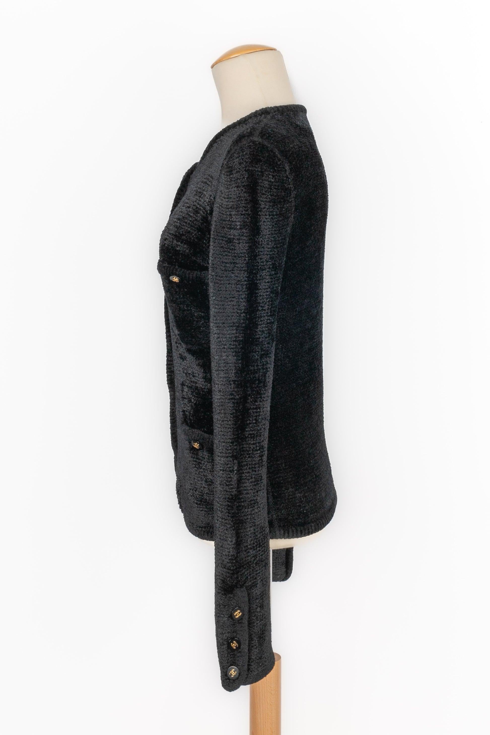 Chanel - (Made in France) Black cardigan with black bakelite buttons and golden metal cc logos. No size indicated, it fits a 38FR.

Additional information:
Condition: Very good condition
Dimensions: Shoulder width: 40 cm - Chest: 45 cm - Sleeve