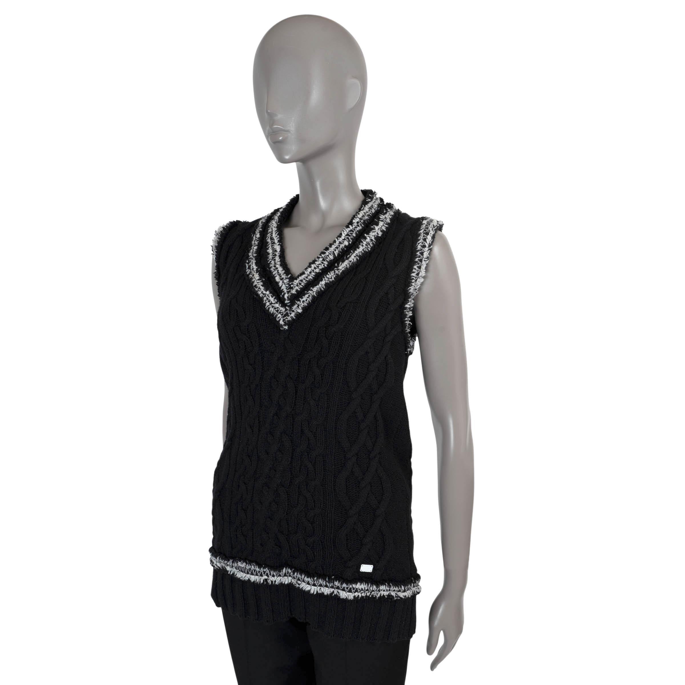 100% authentic Chanel cable-knit sweater vest in black cashmere (65%) and cotton (35%). Features a V-neck, contrasting white stitching and fringe trim. Unlined. Has been worn and is in excellent condition.

2005 Paris-Tokyo