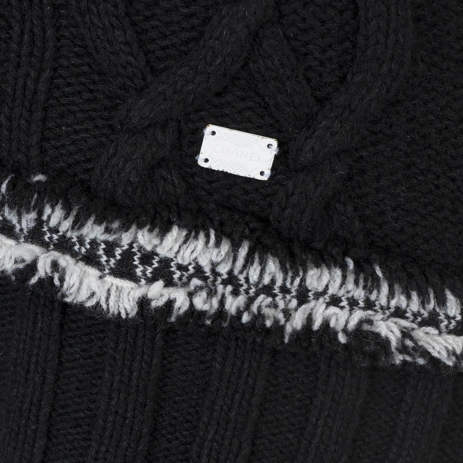 CHANEL black cashmere 2005 05C TOKYO FRINGE TRIM CABLE KNIT Sweater 42 L For Sale 1