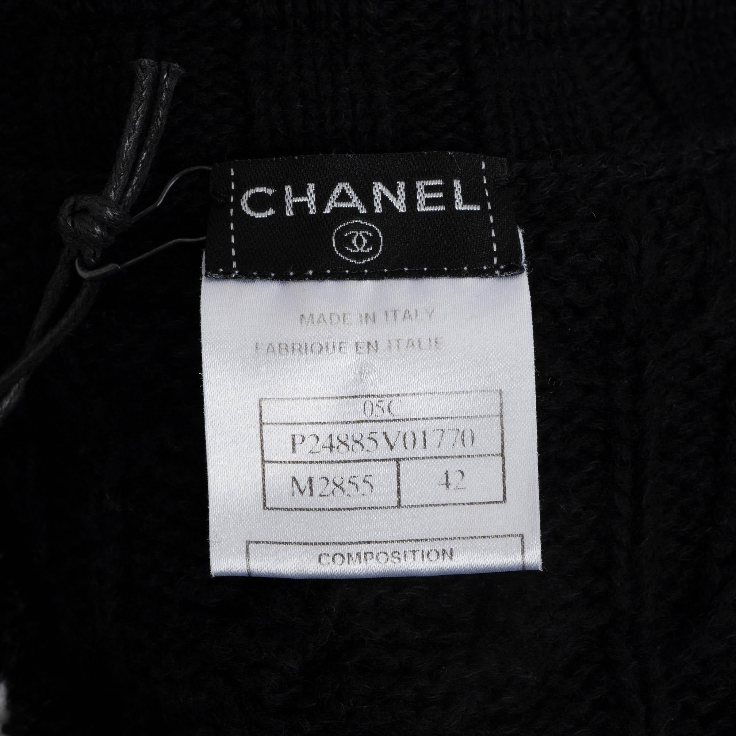 CHANEL black cashmere 2005 05C TOKYO FRINGE TRIM CABLE KNIT Sweater 42 L For Sale 2