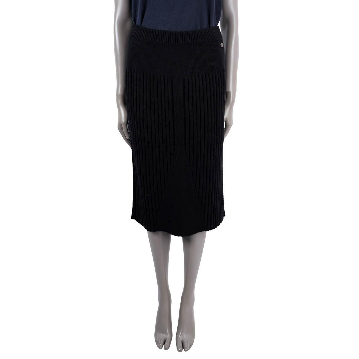 Jupe en maille côtelée en cachemire noir (100%) authentiquement Chanel. Il présente un panneau triangulaire avec un contour en tricot tressé et un bouton logo à la taille. Bande élastique à la taille. A été porté et est en excellent état.

2016