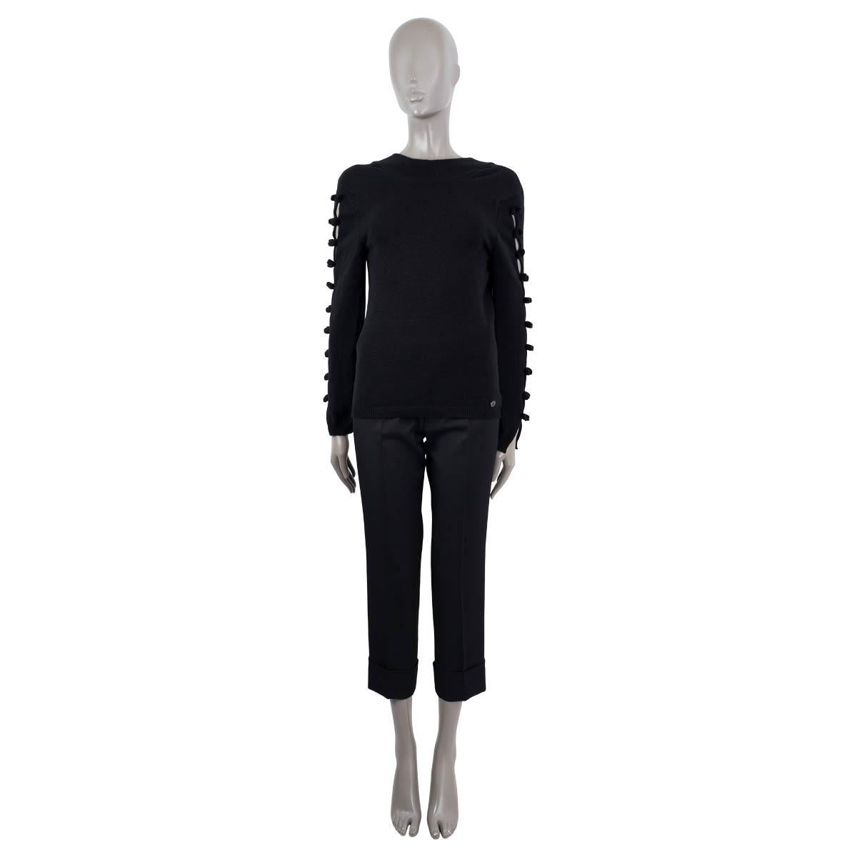 100% authentic Chanel 2017 Cosmopolite knit sweater in black cashmere (100%). The design features cut-out bow details on the sleeves and a deep v-neck on the back. Has been worn and is in excellent condition. 

Measurements
Model	17A P57069