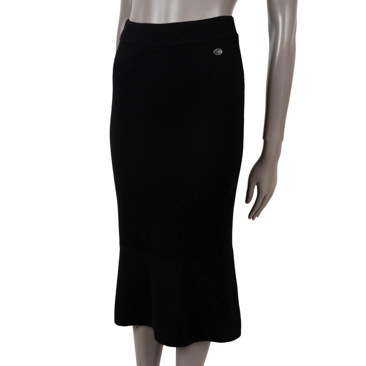 100% authentic Chanel knit midi skirt in black cashmere (100%). Features a flared hem, an enameled key hole button at the waist and an elastic waistband. Unlined. Has been worn and is in excellent condition. 

2017 Paris-Cosmopolite Metiers