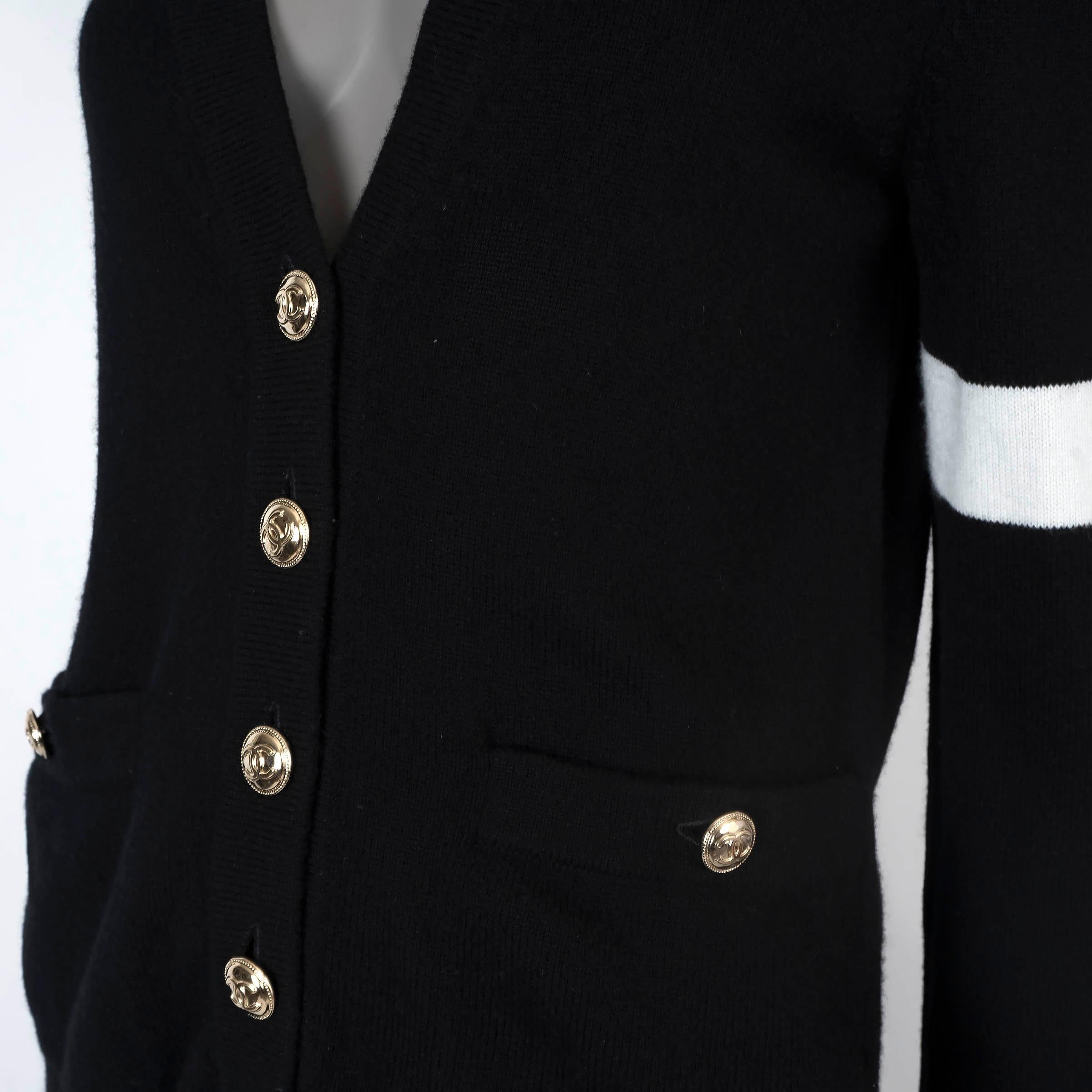 CHANEL cachemira negra 2020 20K STRIPED SLEEVE Cardigan Sweater 34 XXS en venta 1