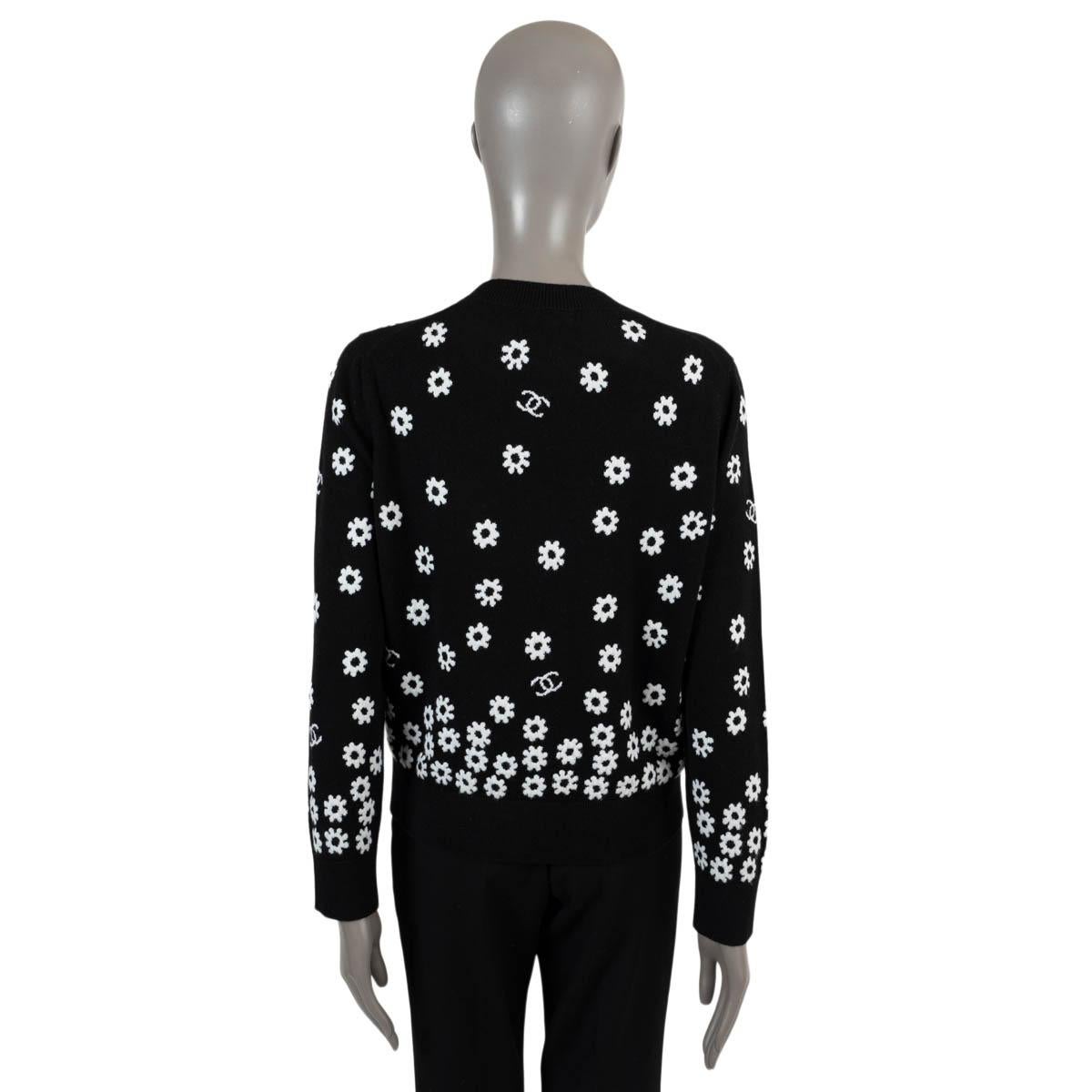 Women's CHANEL black cashmere 2022 22P CAMELLIA INTARSIA Sweater 42 L For Sale