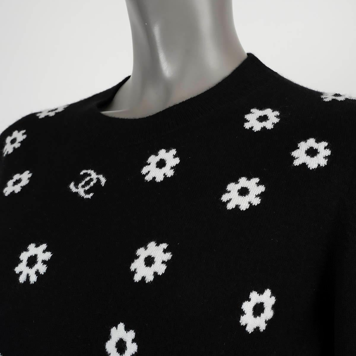 CHANEL black cashmere 2022 22P CAMELLIA INTARSIA Sweater 42 L For Sale 2