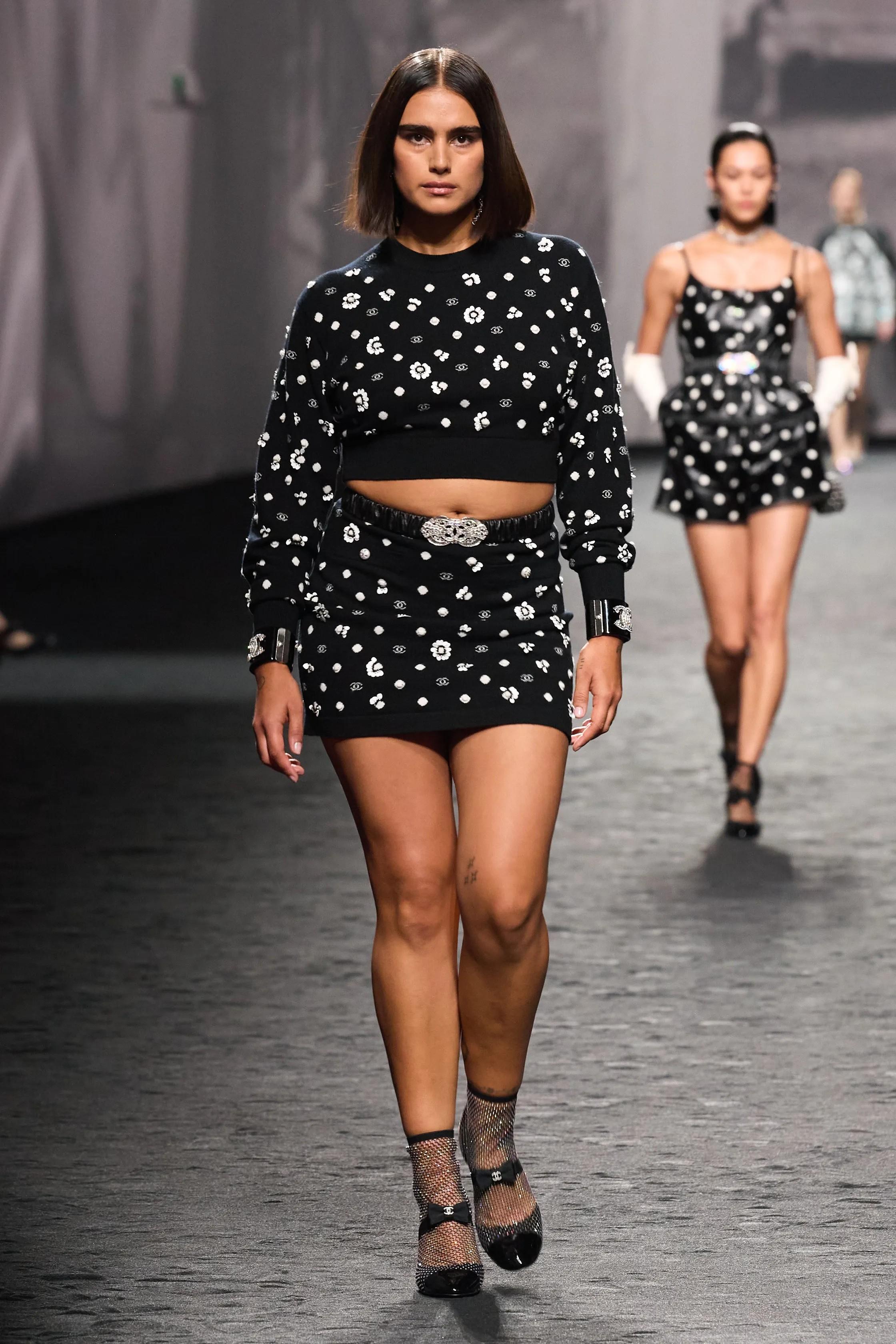 CHANEL black cashmere 23S EMBELLISHED KNIT MINI Skirt 36 XS For Sale 5