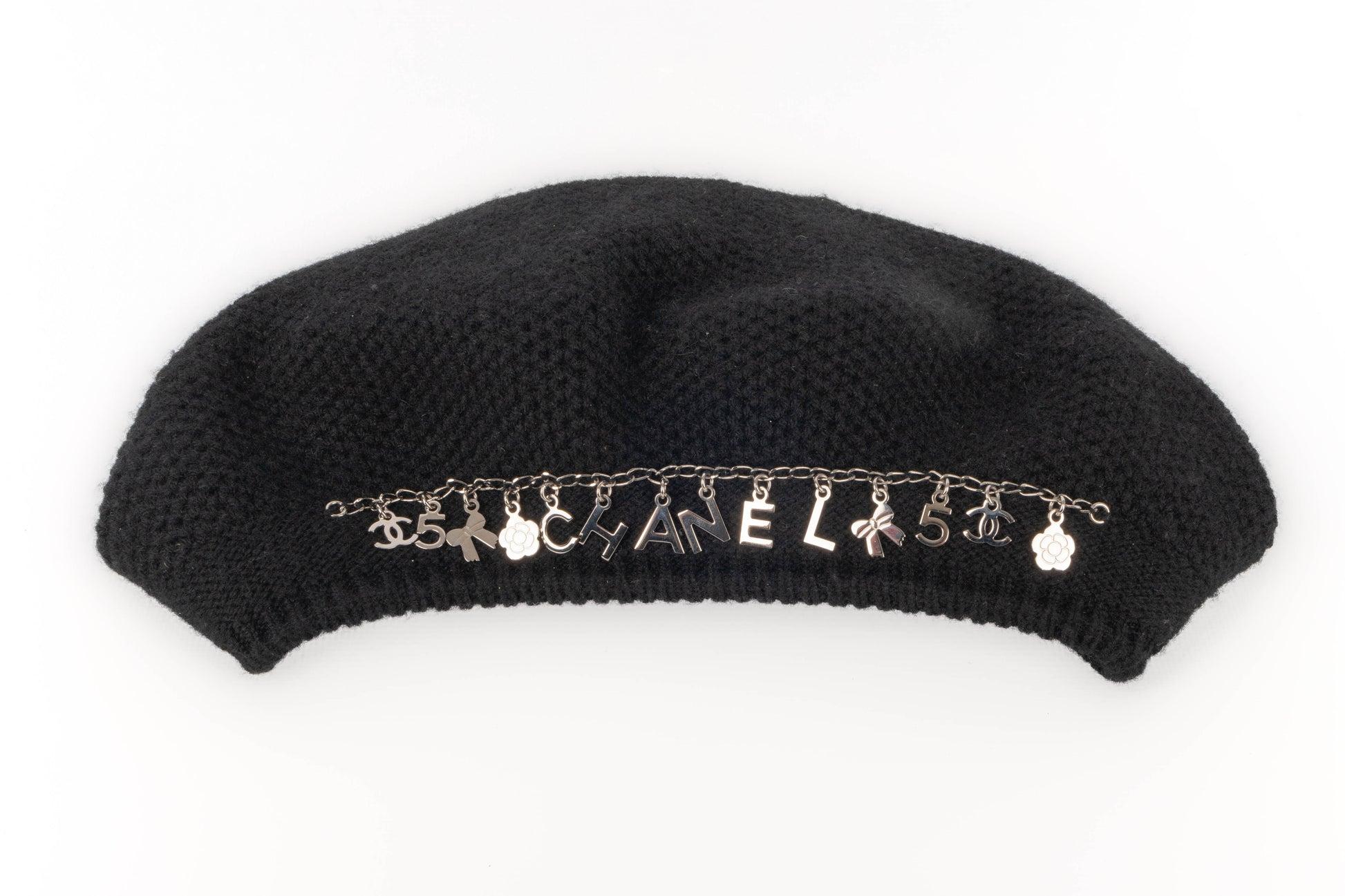 Chanel - (Made in Italy) Black cashmere beret. No size label.

Additional information:
Condition: Very good condition
Dimensions: Single-size

Seller Reference: CHP64