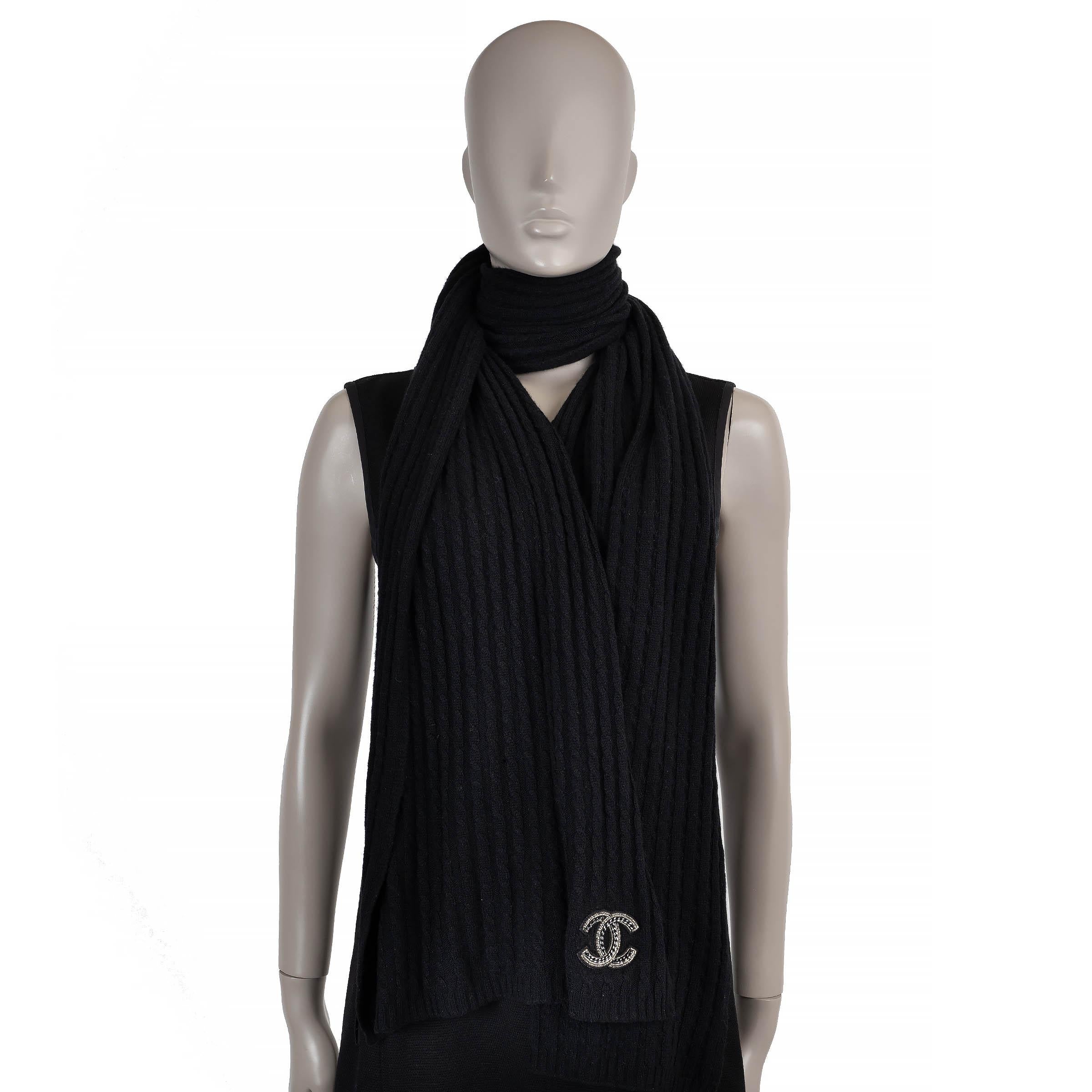 Sciarpa Chanel nera in cashmere CC CABLE-KNIT In condizioni ottime in vendita a Zürich, CH
