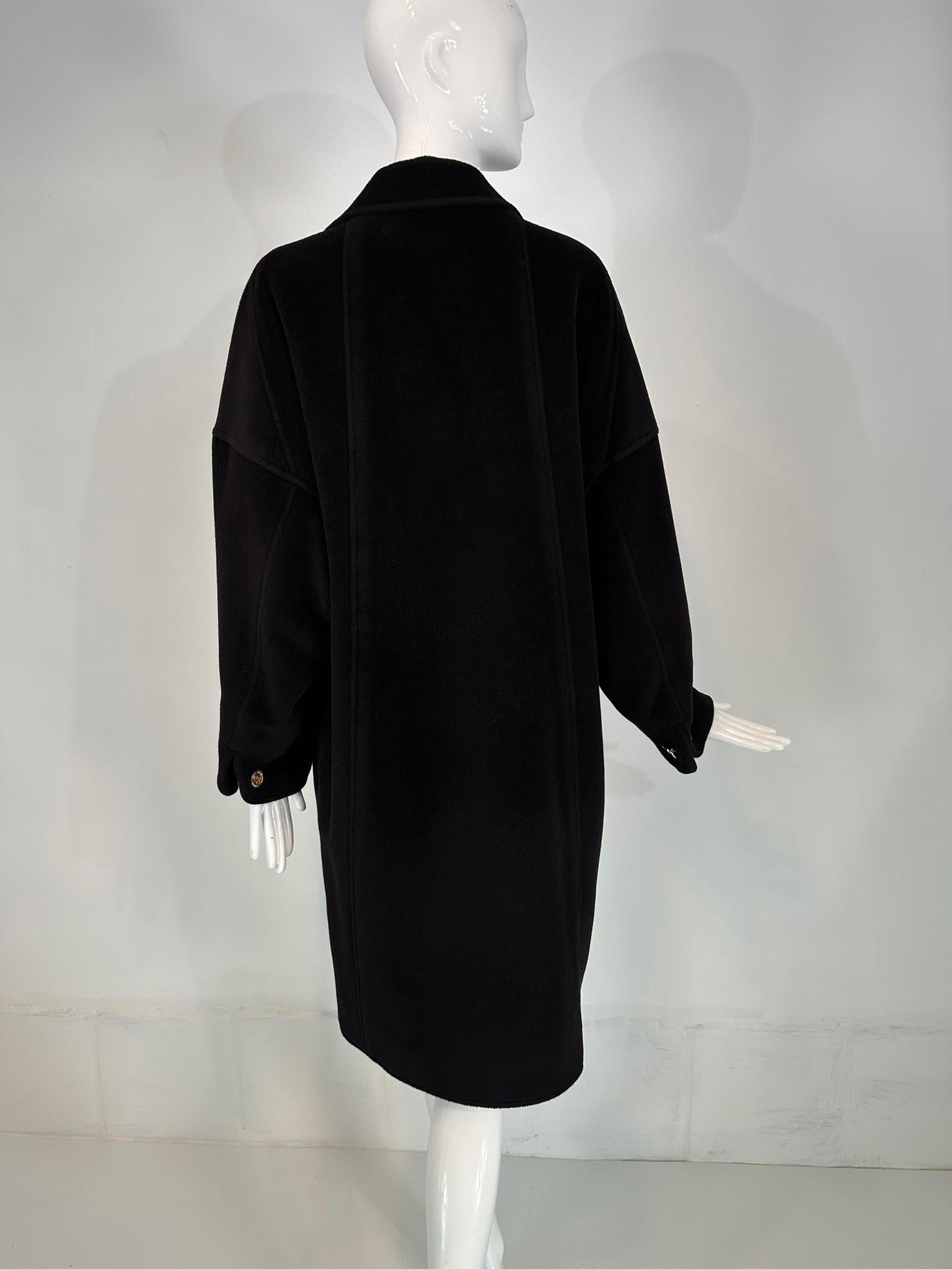 Chanel Cappotto Cocoon in cashmere nero Tasche a triangolo con bottoni Polsini a pressione 1988 in vendita 5