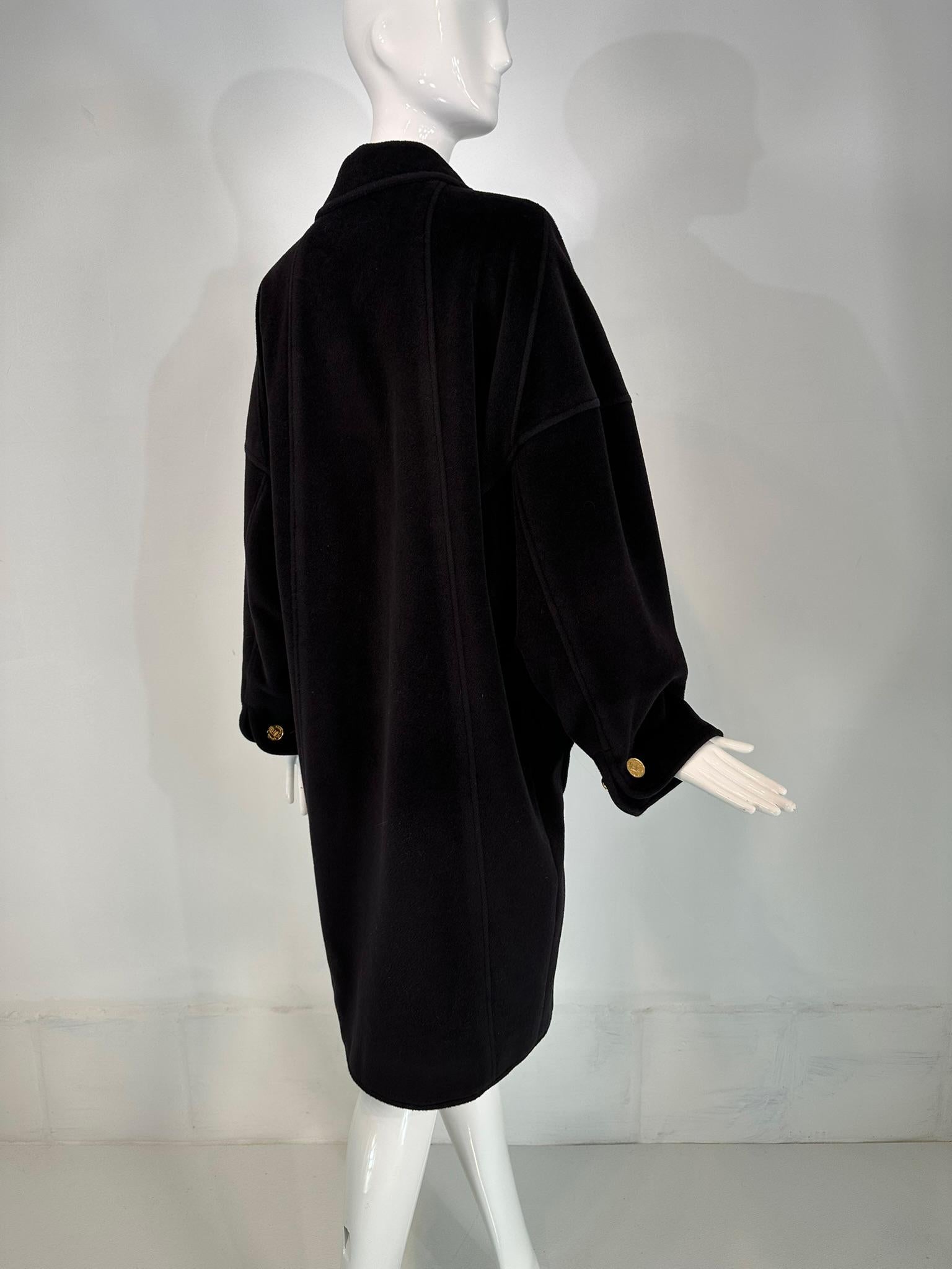 Chanel Cappotto Cocoon in cashmere nero Tasche a triangolo con bottoni Polsini a pressione 1988 in vendita 6