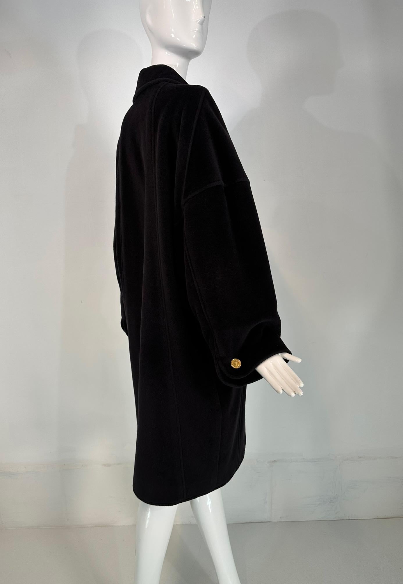 Chanel Cappotto Cocoon in cashmere nero Tasche a triangolo con bottoni Polsini a pressione 1988 in vendita 7