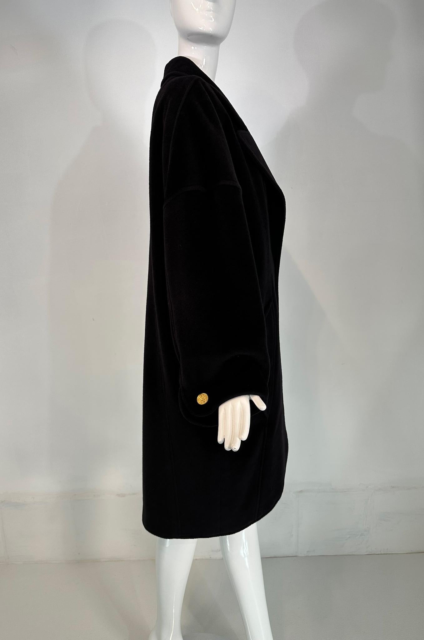 Chanel Cappotto Cocoon in cashmere nero Tasche a triangolo con bottoni Polsini a pressione 1988 in vendita 8