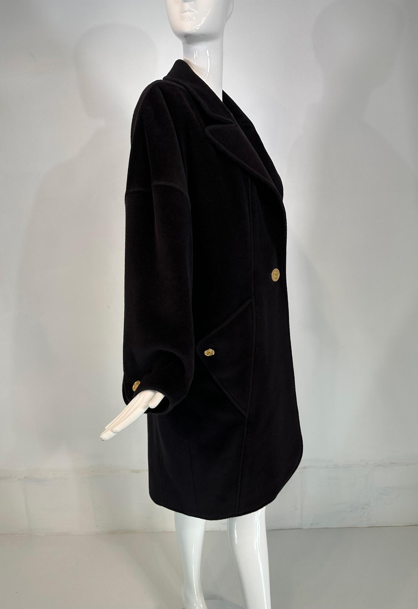 Chanel Cappotto Cocoon in cashmere nero Tasche a triangolo con bottoni Polsini a pressione 1988 in vendita 9