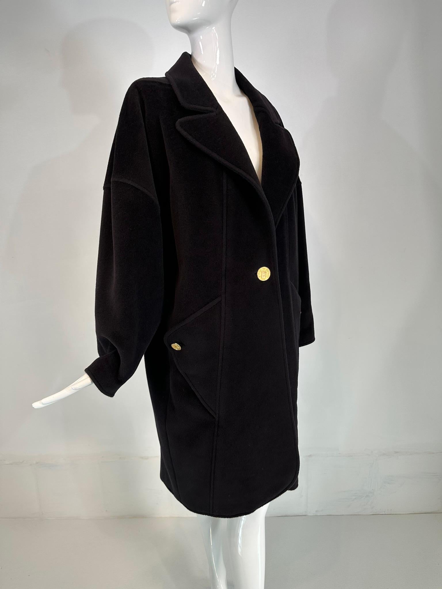 Chanel Cappotto Cocoon in cashmere nero Tasche a triangolo con bottoni Polsini a pressione 1988 in vendita 10