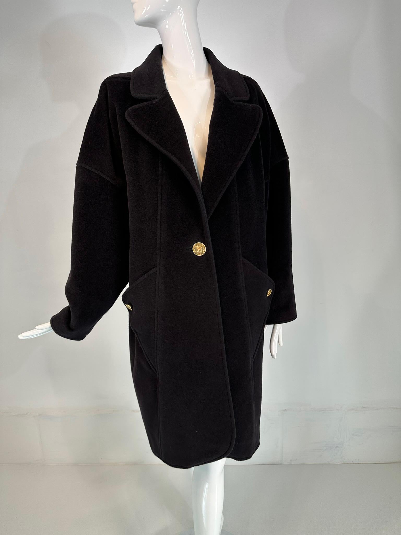 Chanel Cappotto Cocoon in cashmere nero Tasche a triangolo con bottoni Polsini a pressione 1988 in vendita 11