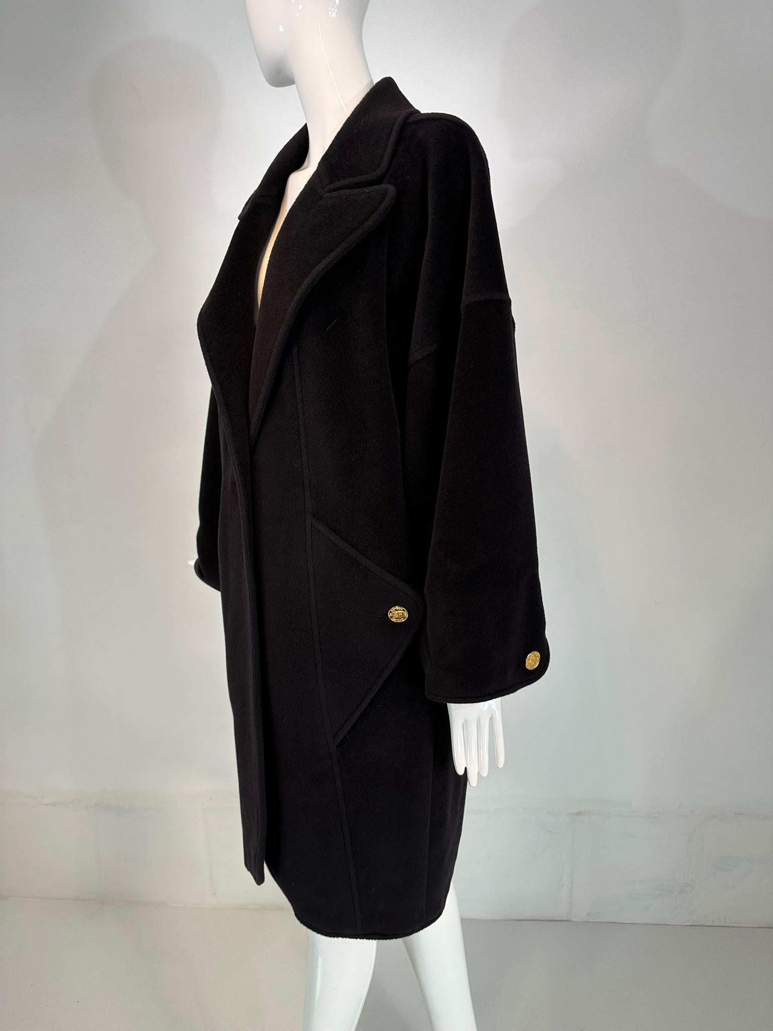 Chanel Cappotto Cocoon in cashmere nero Tasche a triangolo con bottoni Polsini a pressione 1988 In condizioni buone in vendita a West Palm Beach, FL