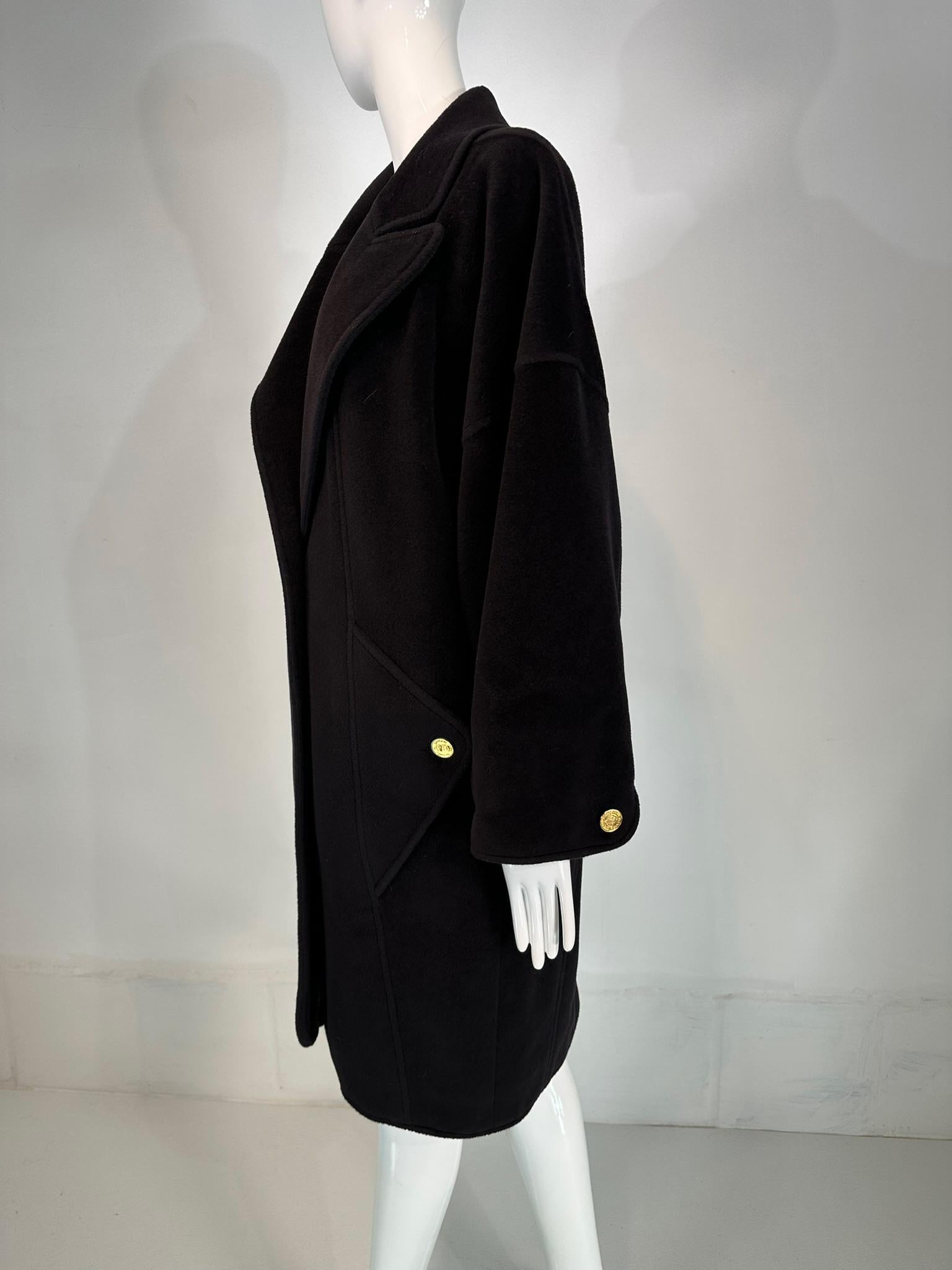 Donna Chanel Cappotto Cocoon in cashmere nero Tasche a triangolo con bottoni Polsini a pressione 1988 in vendita