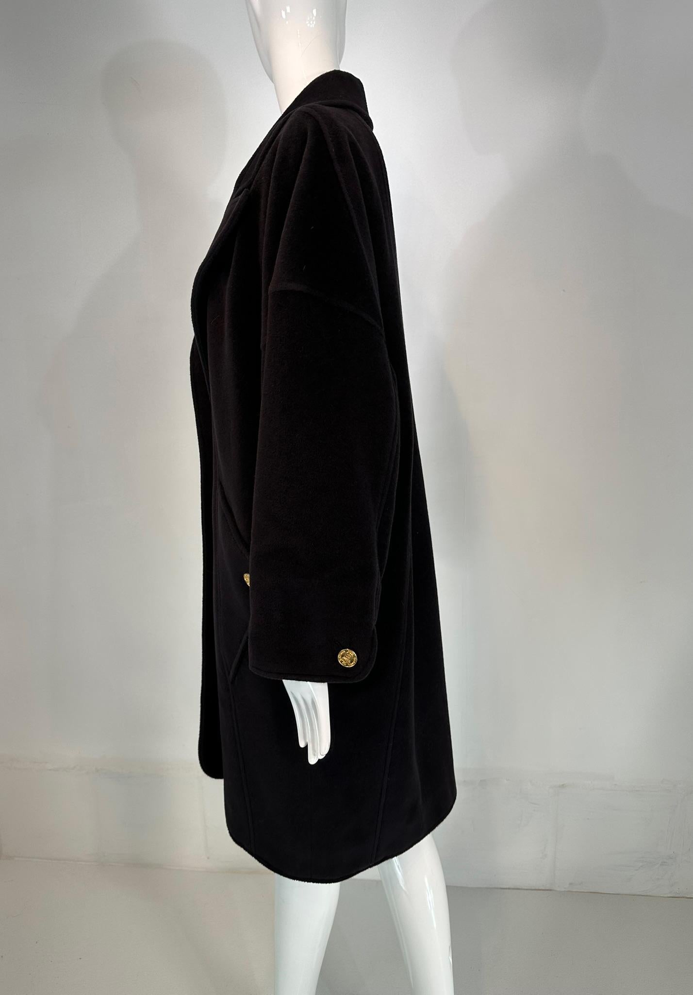 Chanel Cappotto Cocoon in cashmere nero Tasche a triangolo con bottoni Polsini a pressione 1988 in vendita 1