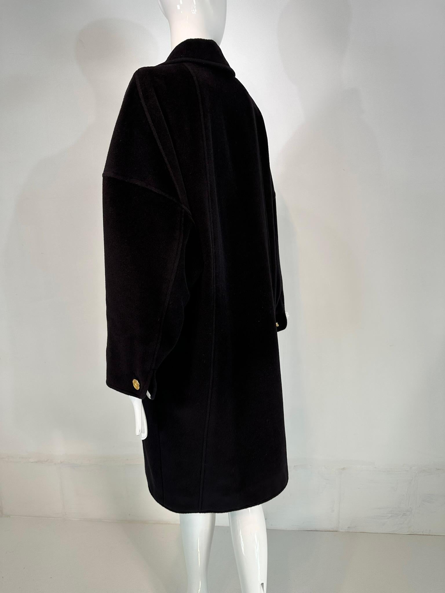 Chanel Cappotto Cocoon in cashmere nero Tasche a triangolo con bottoni Polsini a pressione 1988 in vendita 2