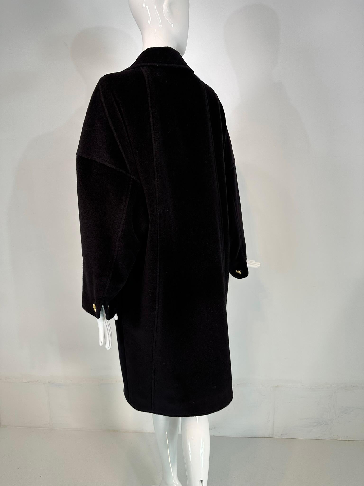 Chanel Cappotto Cocoon in cashmere nero Tasche a triangolo con bottoni Polsini a pressione 1988 in vendita 3