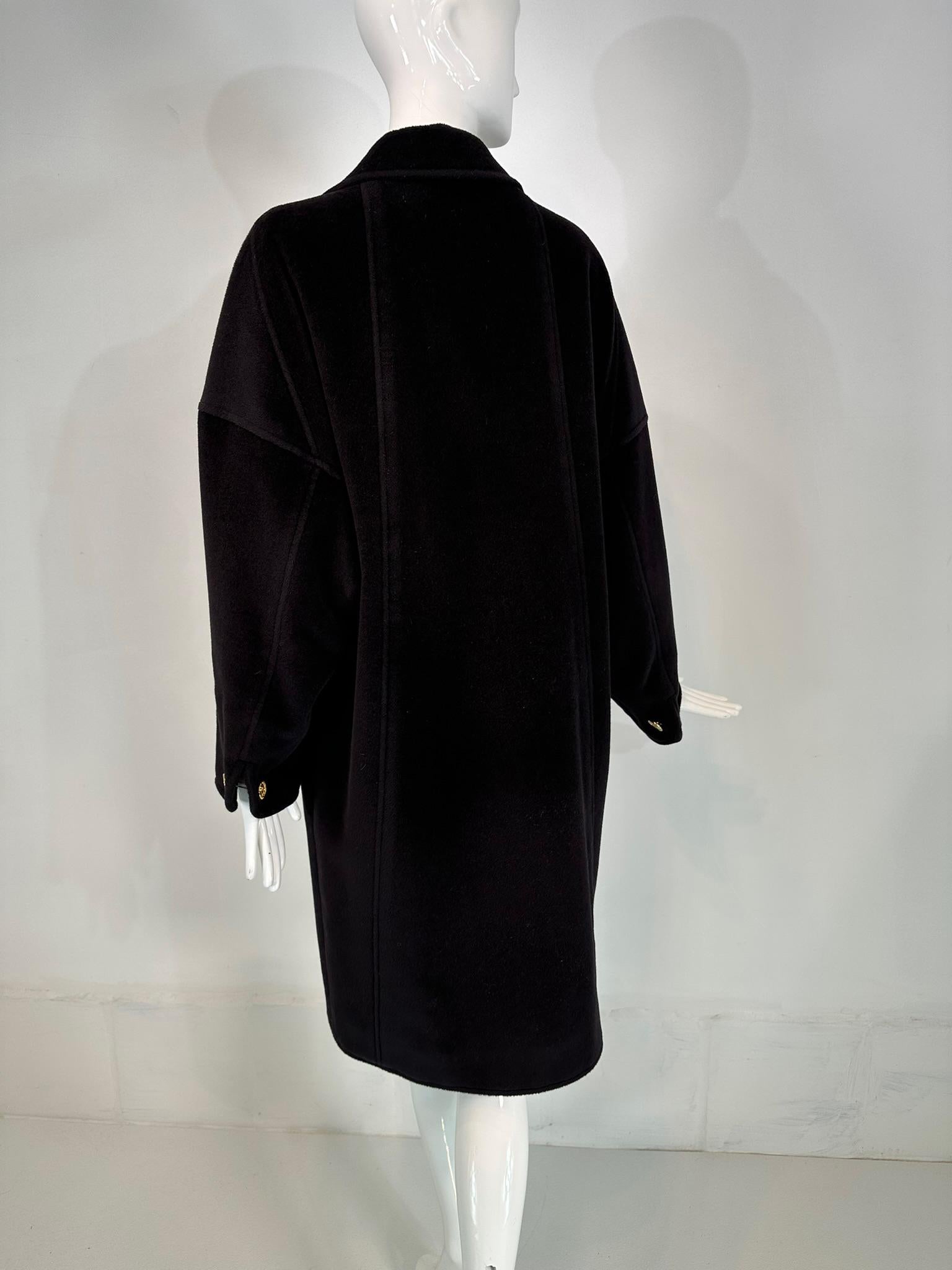 Chanel Cappotto Cocoon in cashmere nero Tasche a triangolo con bottoni Polsini a pressione 1988 in vendita 4