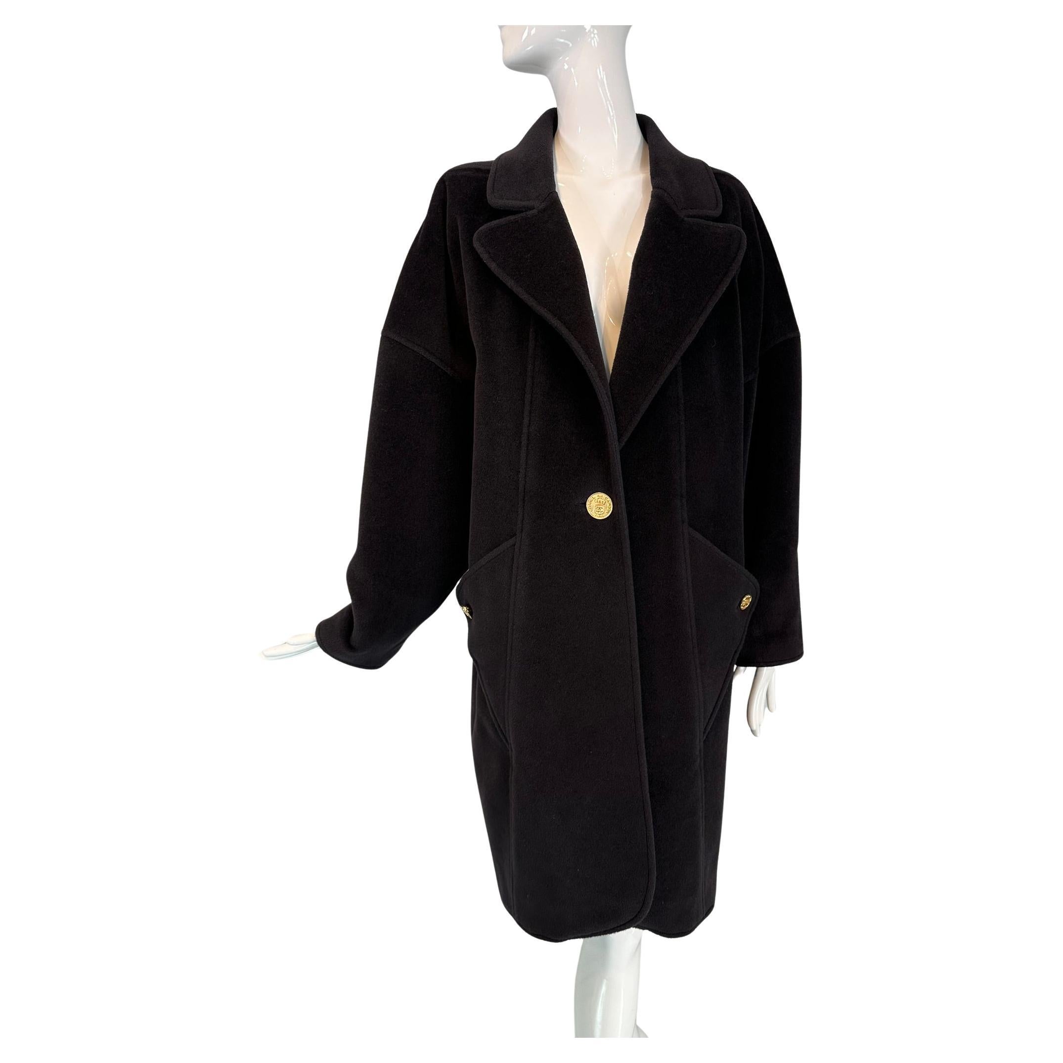 Chanel Cappotto Cocoon in cashmere nero Tasche a triangolo con bottoni Polsini a pressione 1988 in vendita