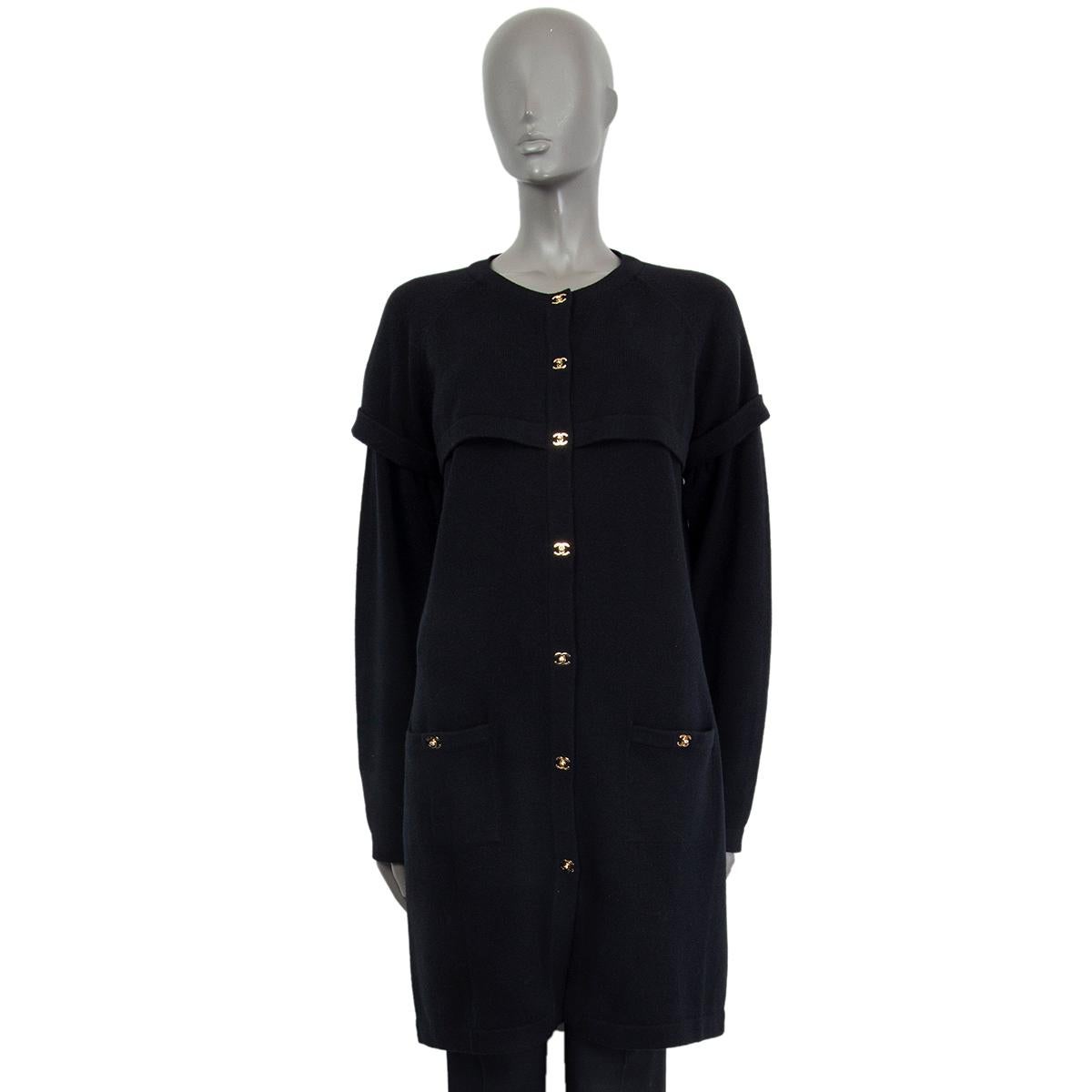 Chanel long-cut cardigan in black cashmere (100%) with double layered sleeves. Featuring CC turn buttons in light gold-tone metal and two pockets at front. Has been worn and is in excellent condition. 

Tag Size 46
Size XL
Bust To 104cm