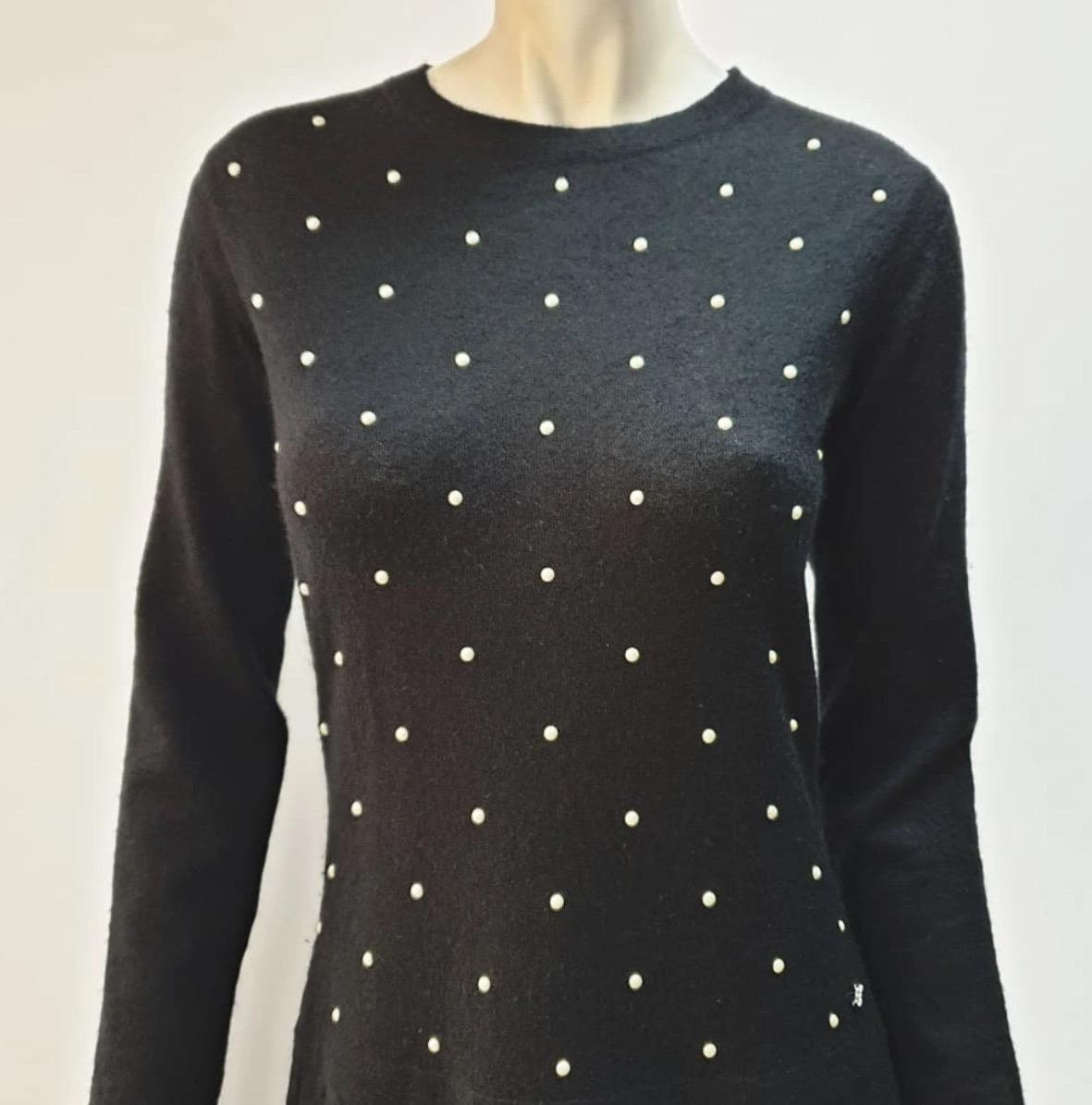 Mit diesem umwerfenden kleinen Schwarzen von Chanel aus dem Jahr 2014 wird es elegant! 

Dieses Strickkleid aus einer luxuriösen Kaschmir-Mohair-Mischung ist mit den Lieblingsperlen von Coco Chanel verziert, die ihm einen Hauch von Raffinesse und
