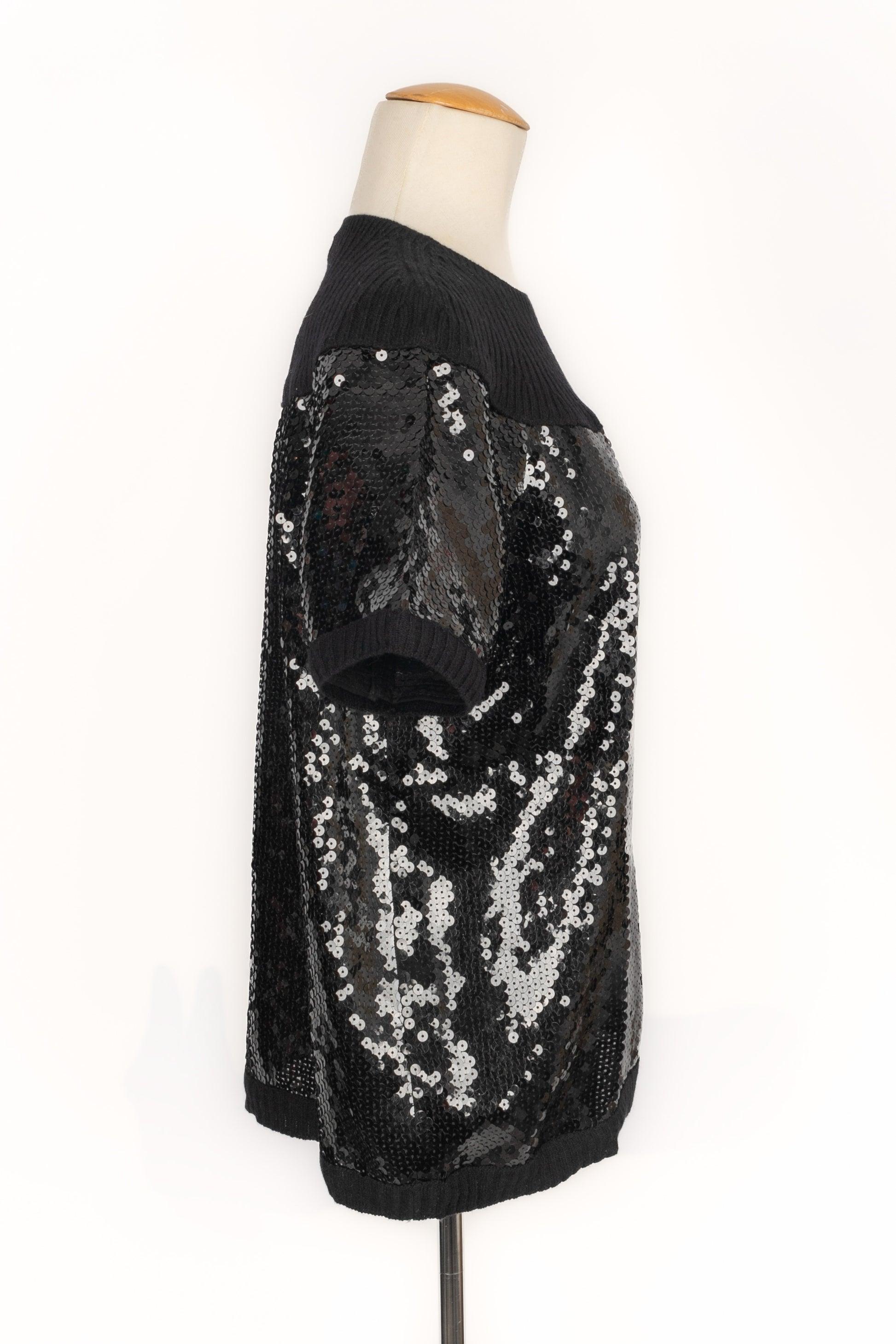 Chanel - (Fabriqué en France) Top en cachemire noir brodé de paillettes. Taille 48FR indiquée. Collectional automne-hiver 2008, sous la direction artistique de Karl Lagerfeld.

Informations complémentaires :
Condit : Très bon état.
Dimensions :