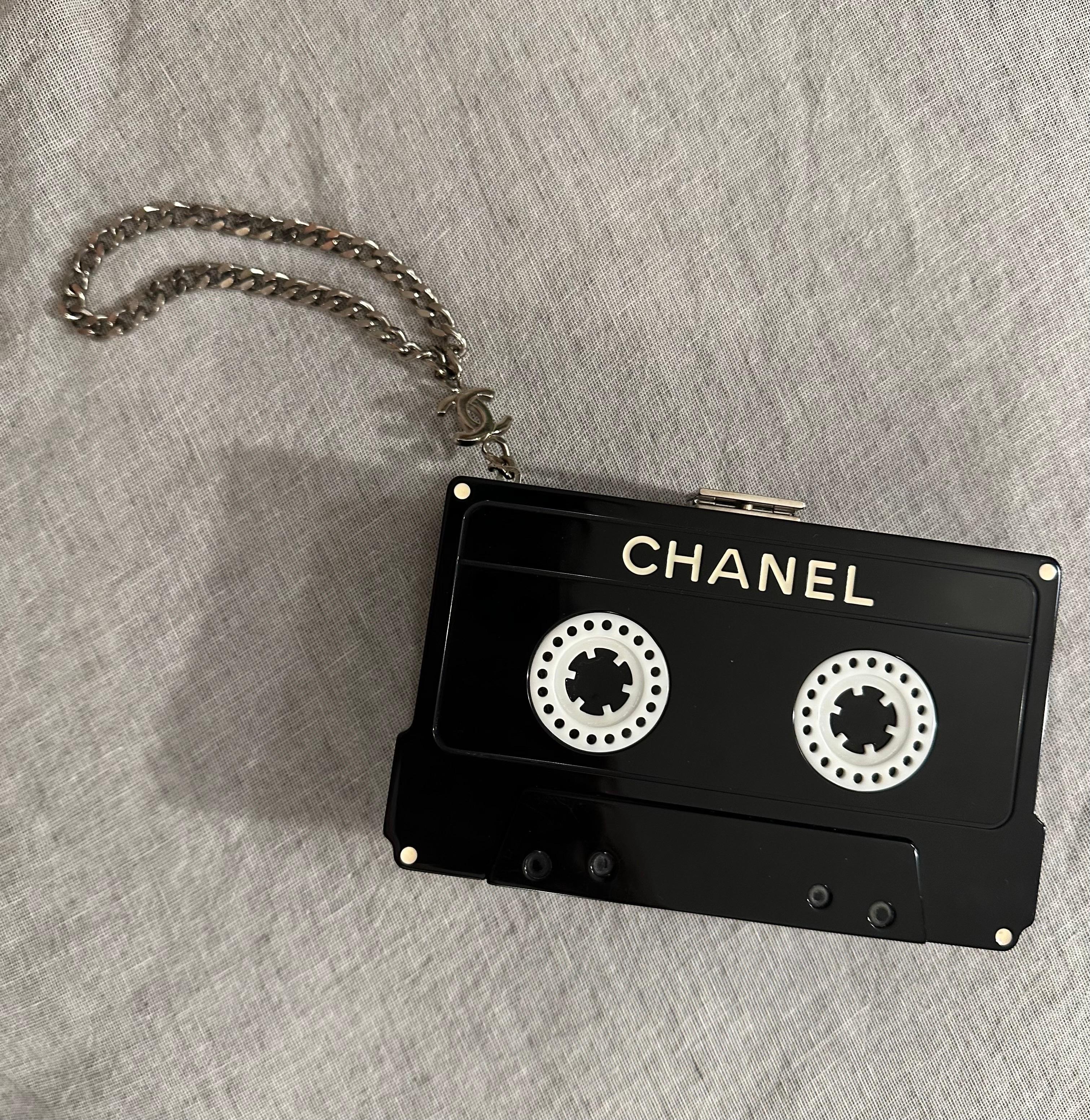 Chanel Black Cassette Clutch Silver Hardware, 2005
 In Good Condition In Honolulu, HI